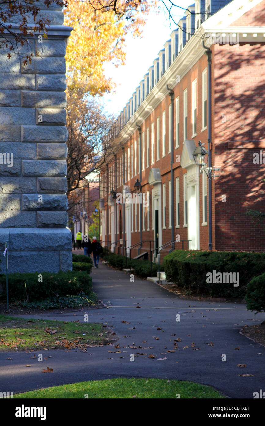 Eine kleine Gasse zwischen Boylston Hall und das Wohnheim Gebäude Wigglesworth auf dem Campus der Harvard University, Cambridge, MA. Stockfoto