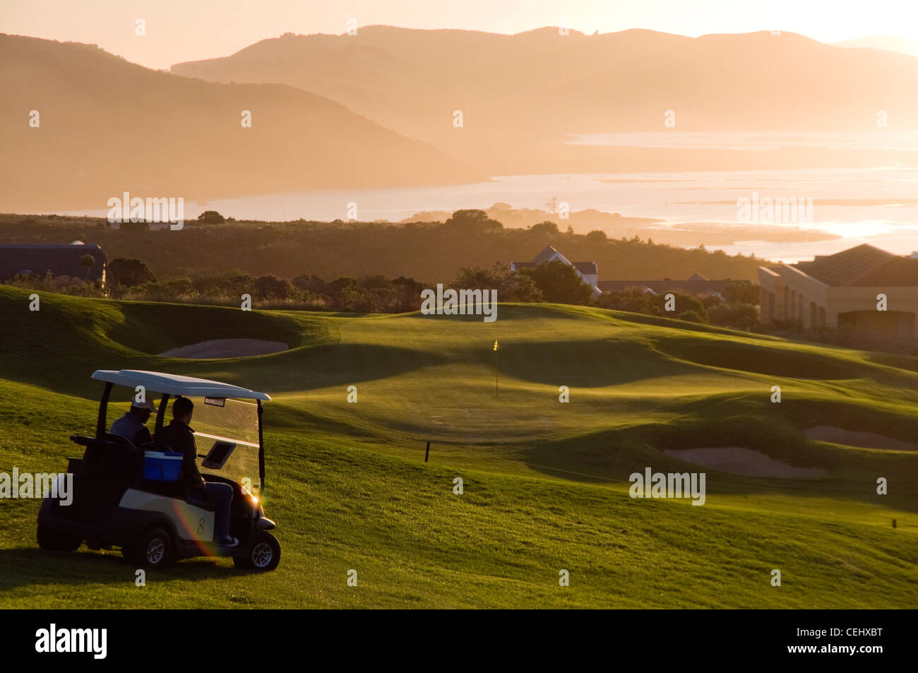 Golf-Cart auf Golfplatz, Provinz Westkap, Garden Route, Knysna, Pezula Golf Estate. Stockfoto