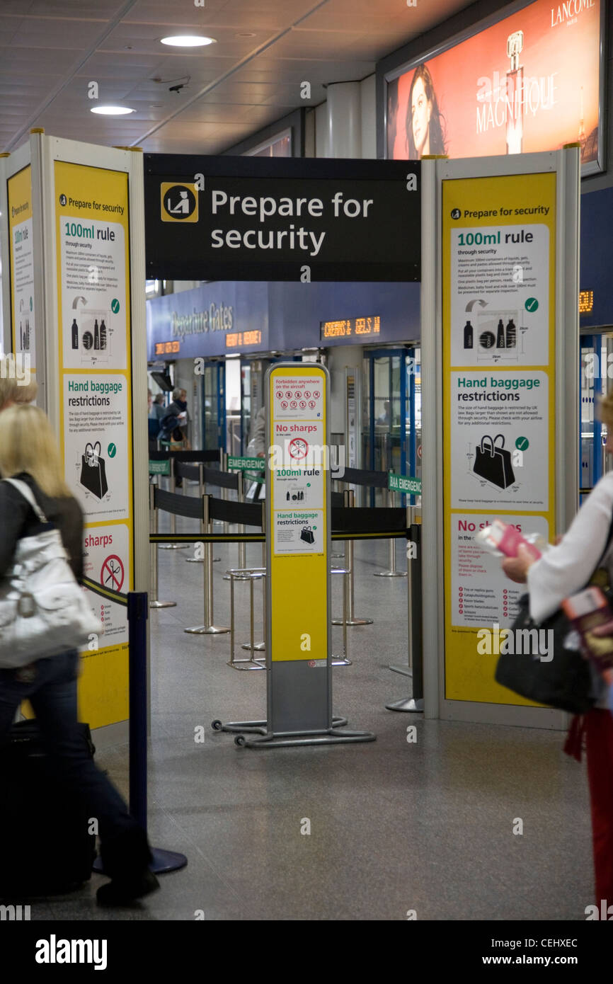 Handgepäck-Sicherheits-Check-Tor mit Warnzeichen & Informationen über eingeschränkt & Gegenstände verboten. Gatwick Flughafen (Sth.) London Stockfoto