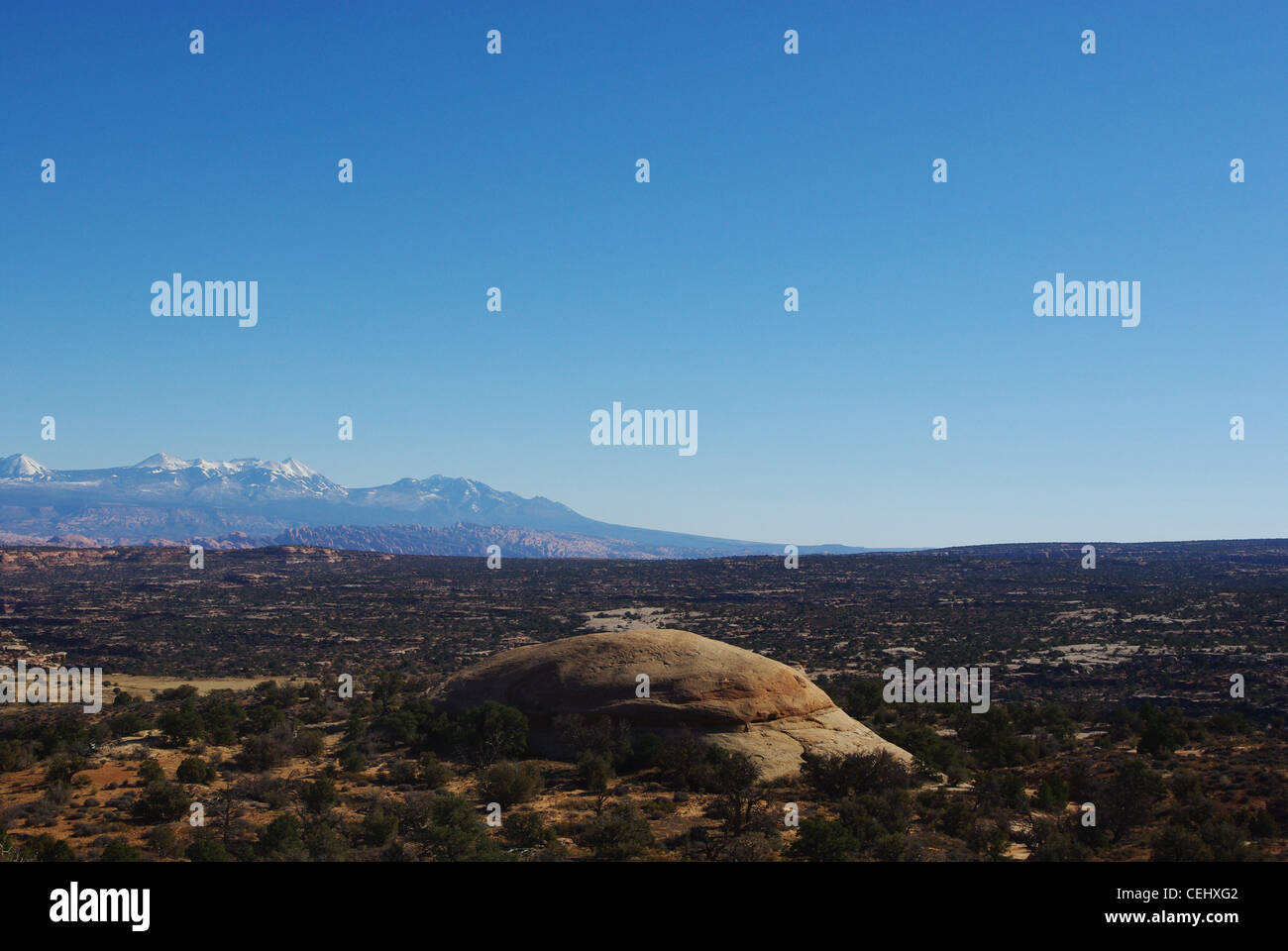 Isolierte Rock Hill, Hochebenen und Manti La Sal Mountains, Utah Stockfoto