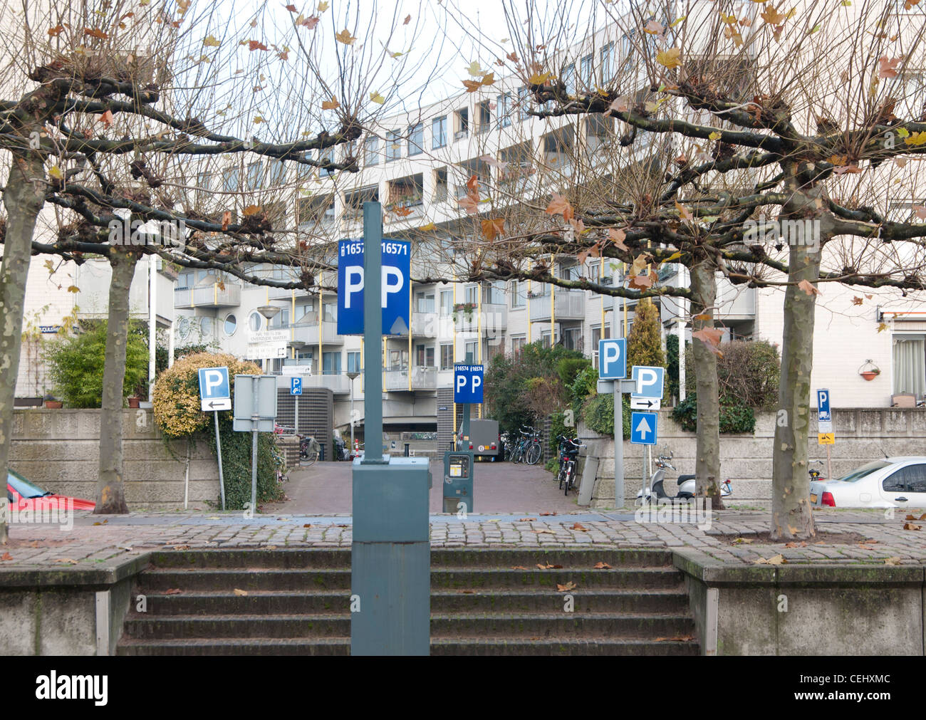 Parkplatz-Problem im Wohngebiet Amsterdam Ost Stockfoto