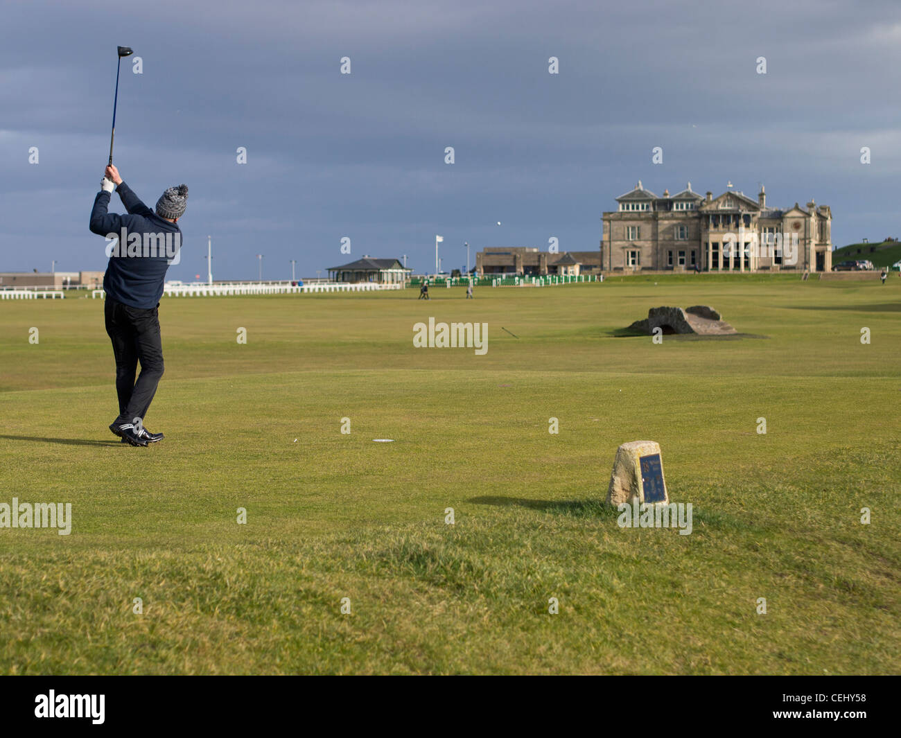 Golfer-Tees aus auf das 18. Loch des Old Course in St. Andrews Stockfoto