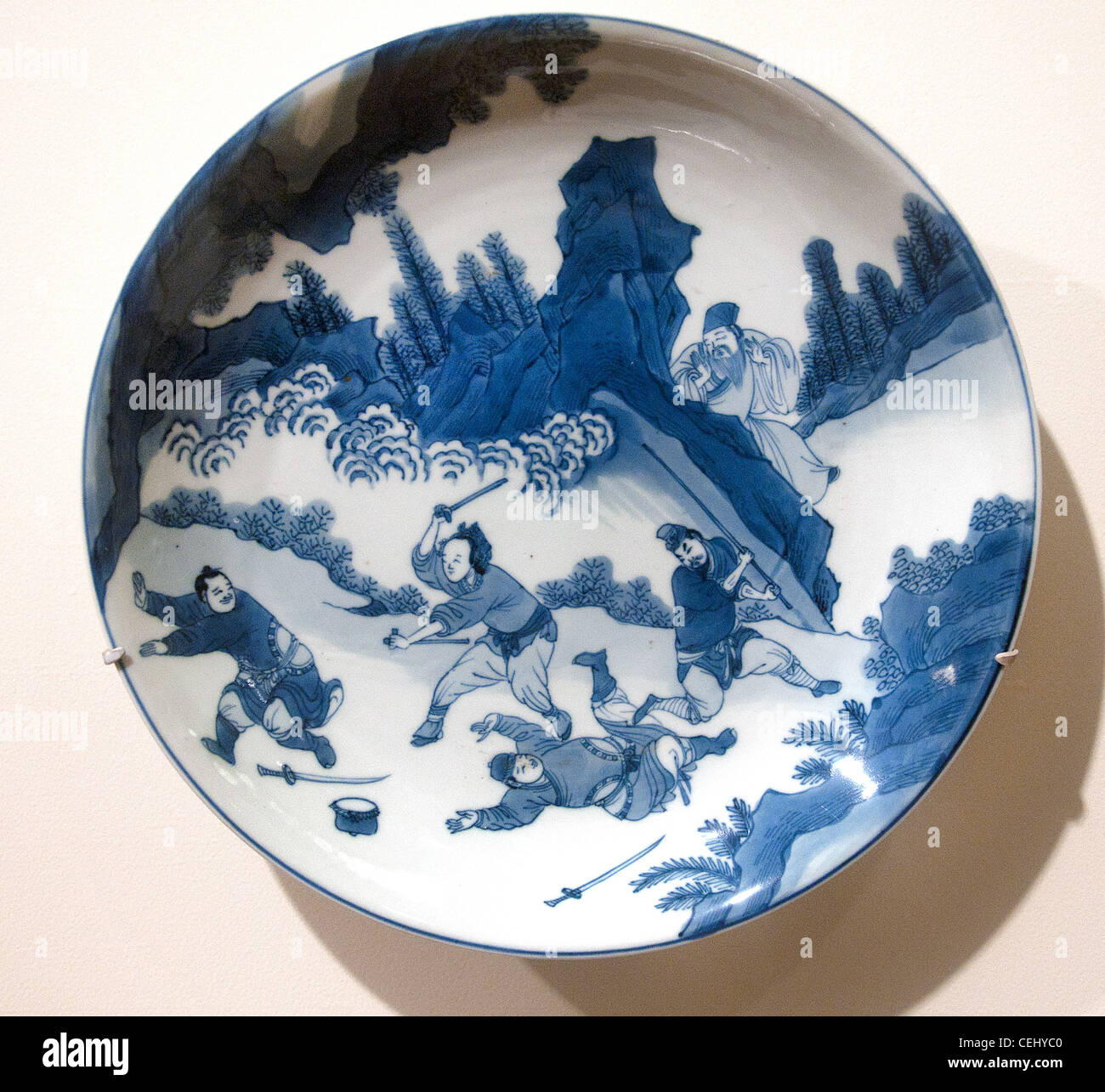 Plat Dekor kämpfen Porzellan Teller Qing Dynastie Kangxi Periode 1662 - 1722 China chinesische Zeichen Stockfoto