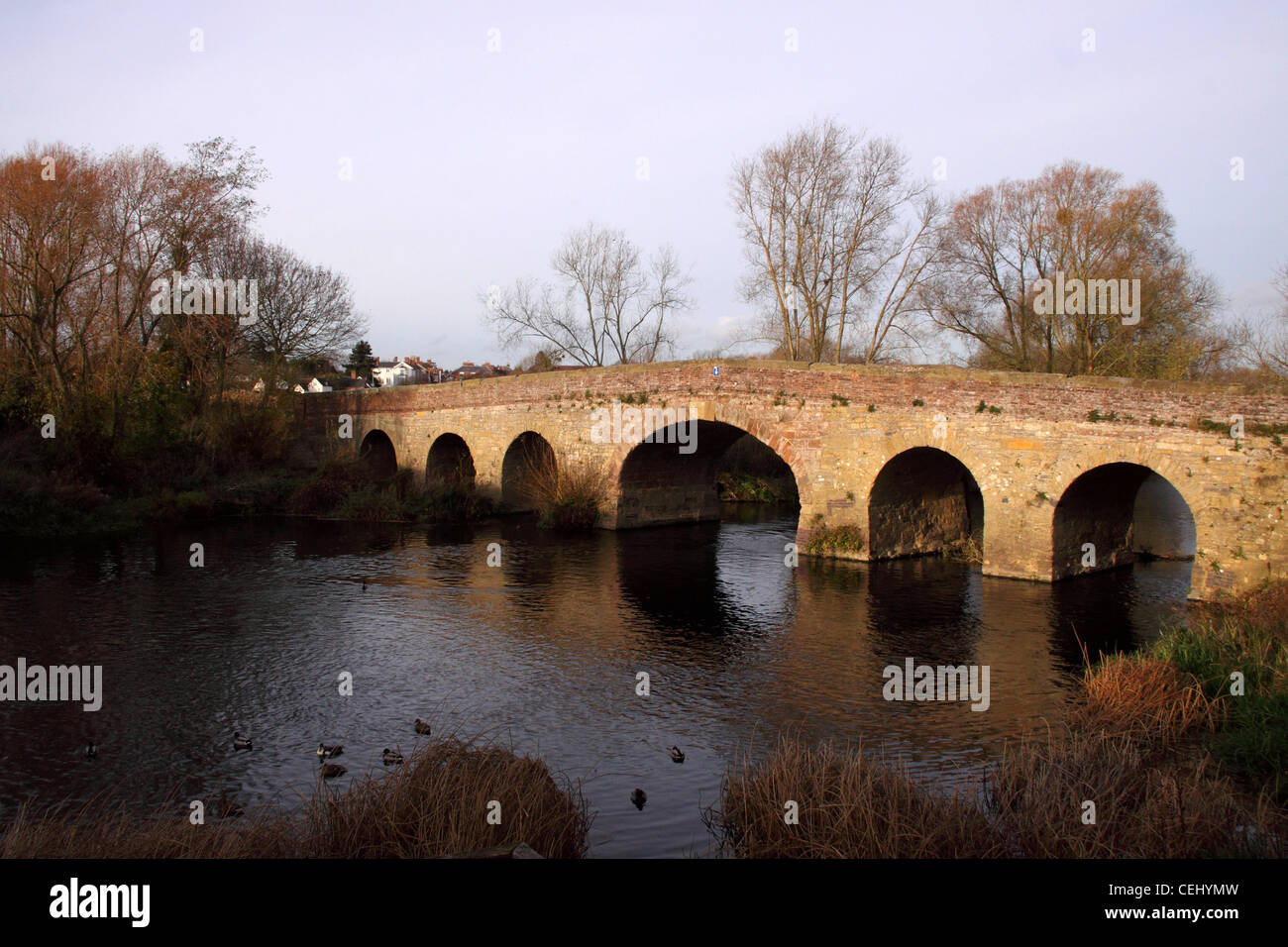 Alten Fluss Brücke über den Fluss Avon Bilovec, Worcestershire, Teile bis 1413 zurückreicht. Gezeichnet von einem Bürgerkrieg Schlacht Stockfoto