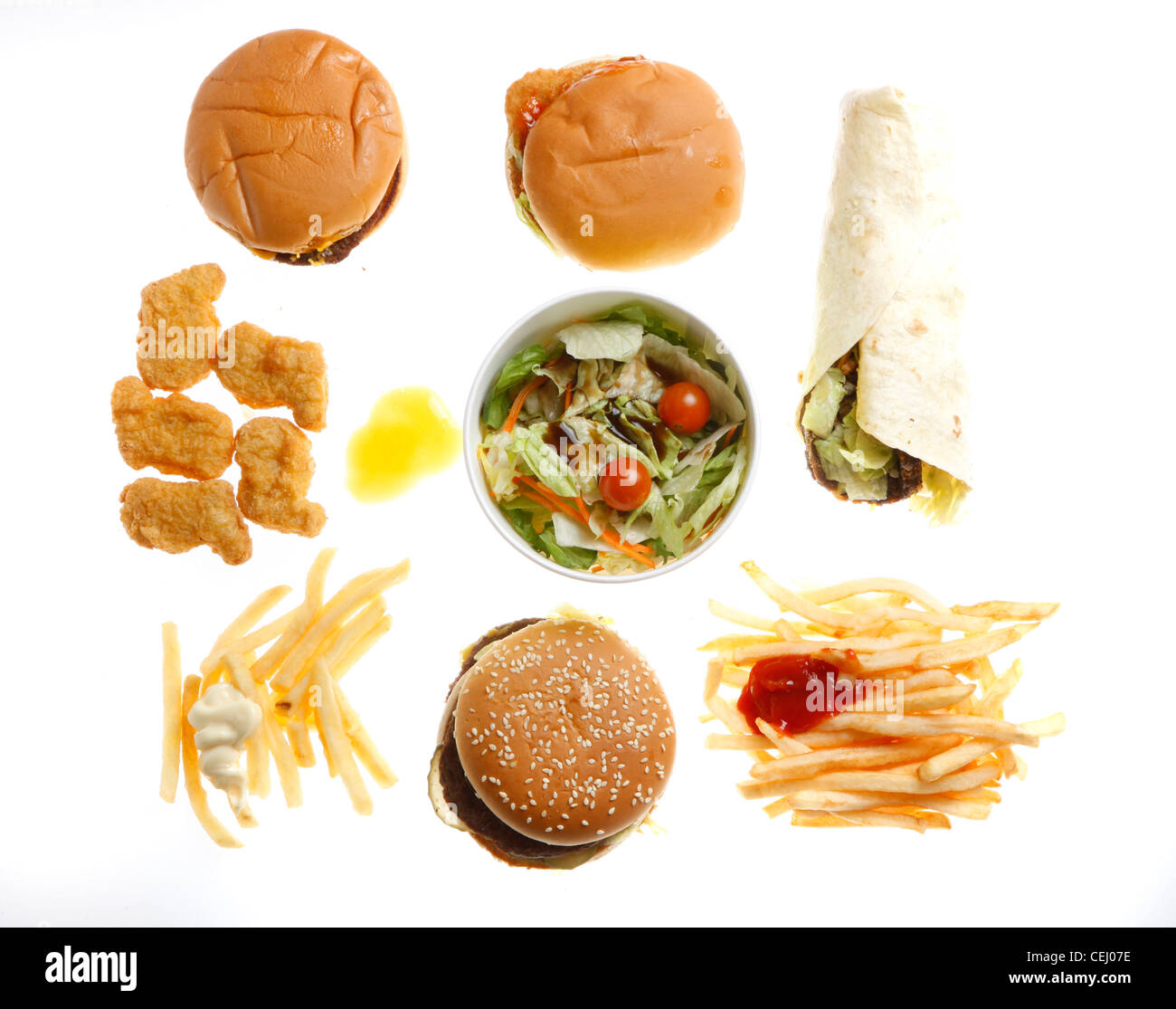 Fast-Food, Ernährung. Verschiedene Fast-Food-Produkte. Burger, wraps, Pommes frites, Salat, Hähnchen-Nuggets, McDonalds Produkte. Stockfoto