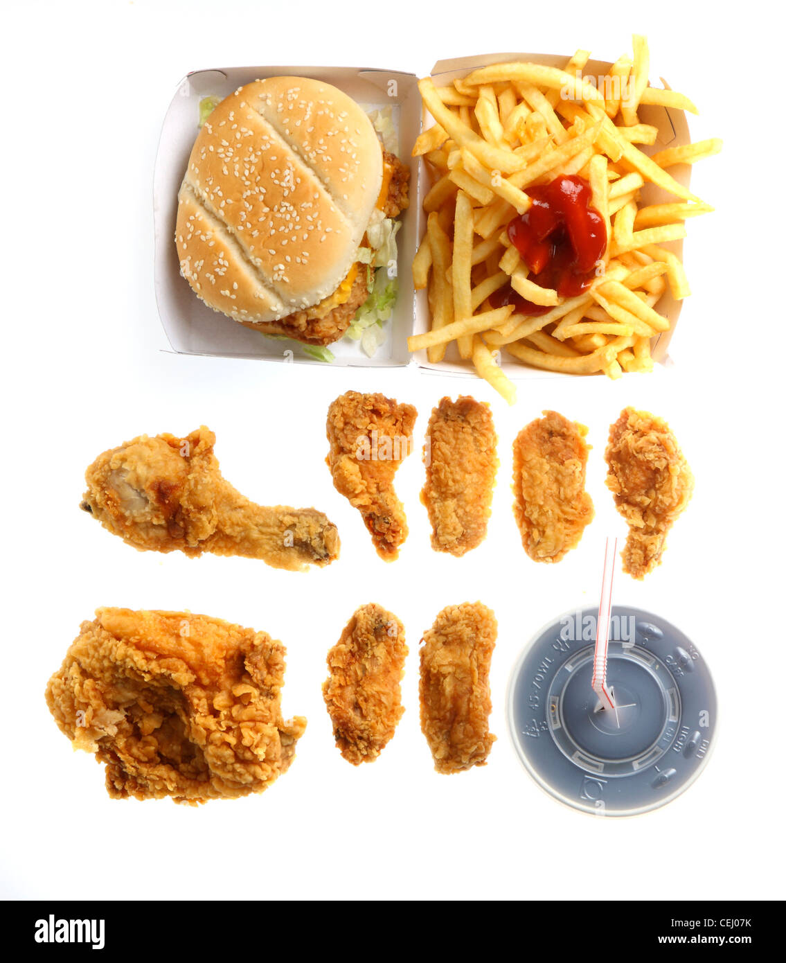 Fast-Food, Ernährung. Verschiedene Fast-Food-Produkte. Burger, Pommes, Chicken Nuggets, Kentucky Fried Chicken, Kentucky Fried Chicken Produkte. Stockfoto
