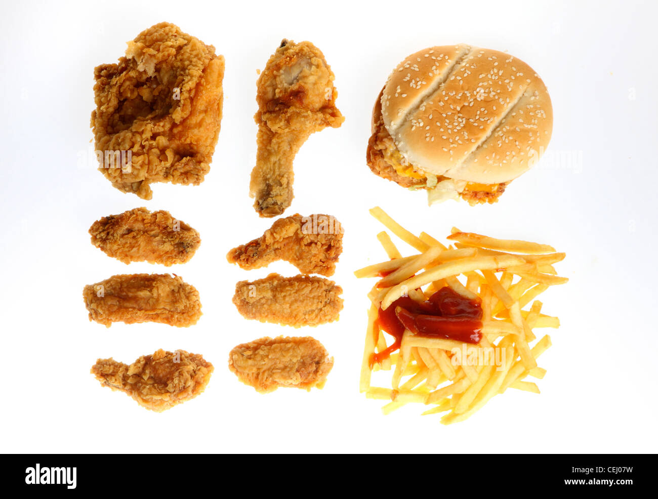 Fast-Food, Ernährung. Verschiedene Fast-Food-Produkte. Burger, Pommes, Chicken Nuggets, Kentucky Fried Chicken, Kentucky Fried Chicken Produkte. Stockfoto