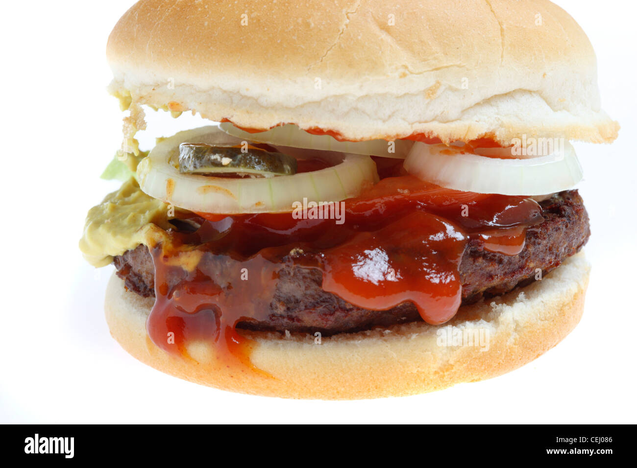 Ernährung, Fast-Food. Hamburger, Fleischkäse mit Zwiebeln, Gurken, Senf, Ketchup, Brot Rollen. Stockfoto