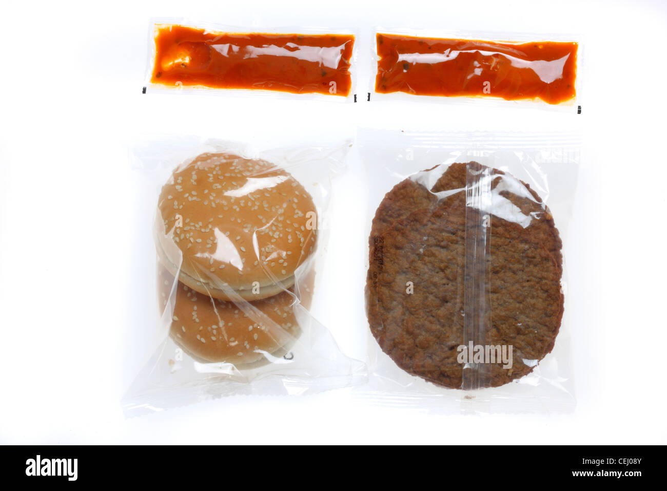 Ernährung, Fast-Food. Convenience-Food. Hamburger-Kit von einem Supermarkt gekühlt Abschnitt. Für die Heizung in einer Mikrowelle-Ofen. Stockfoto
