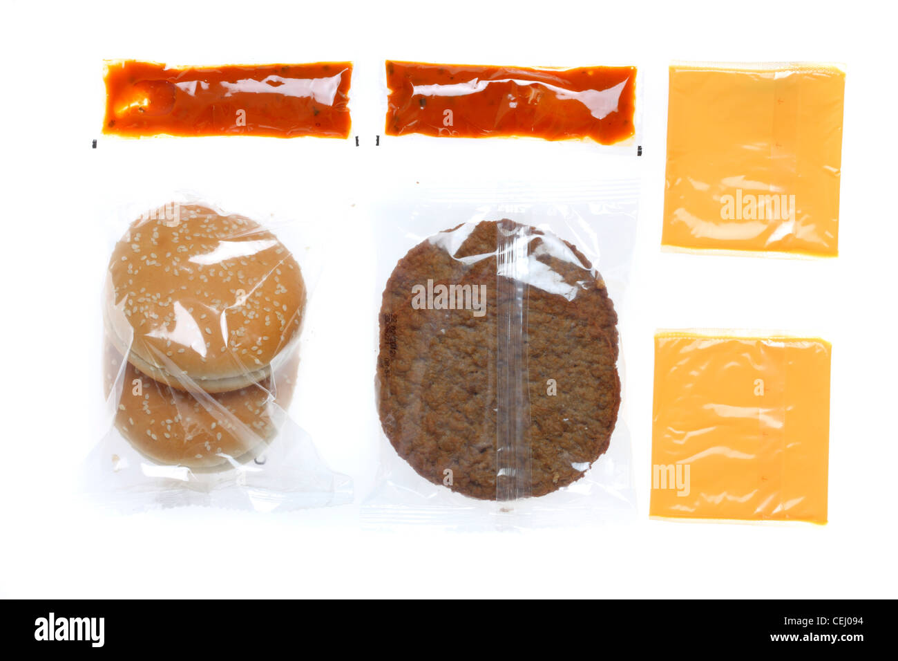 Ernährung, Fast-Food. Convenience-Food. Hamburger-Kit von einem Supermarkt gekühlt Abschnitt. Für die Heizung in einer Mikrowelle-Ofen. Stockfoto