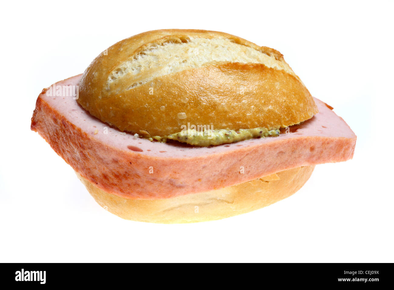 Ernährung, Fast-Food. Typisch deutsche Leberkaes. Fleischkaese. Eine Art Hackbraten, in Scheiben geschnitten, mit süßem Senf in ein Brötchen. Stockfoto
