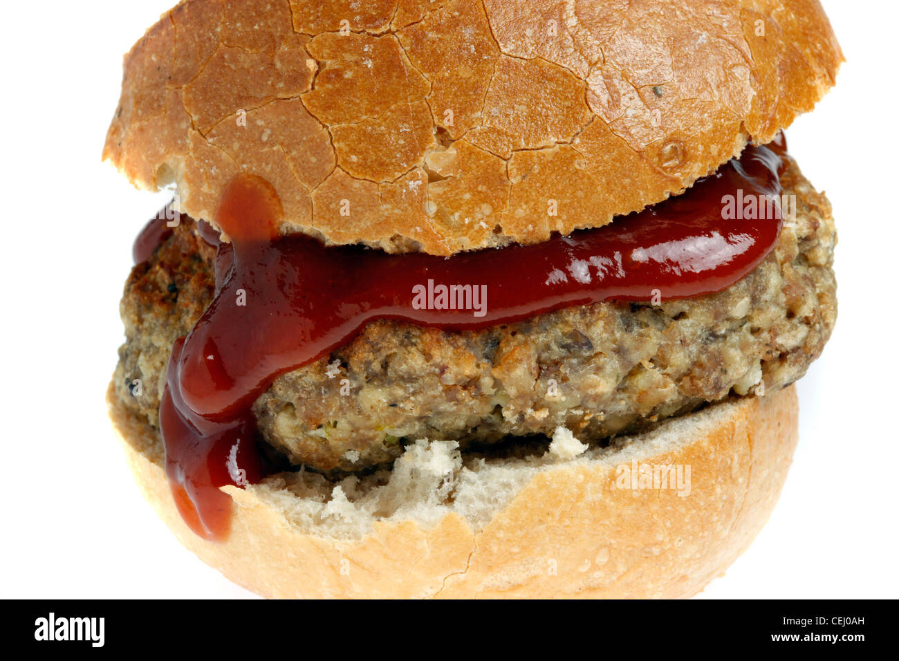 Ernährung, Fast-Food. Brötchen mit einem Rindfleisch Fleisch Ball und Tomaten Ketchup. Stockfoto