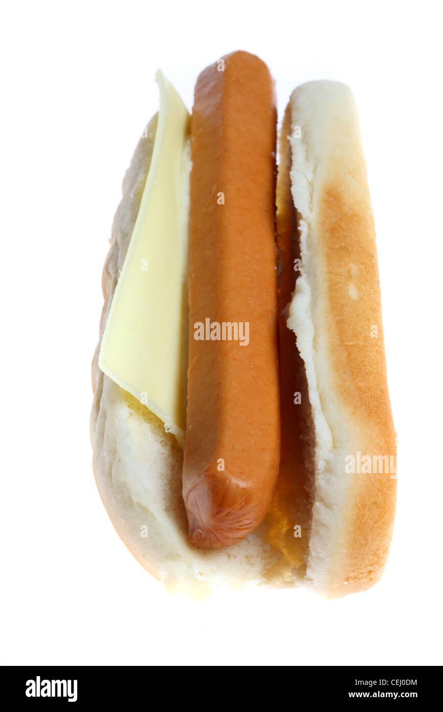 Ernährung, Fast-Food. Hot-Dog. Gedämpfte Wurst in ein Brötchen mit verschiedenen Beilagen. Stockfoto