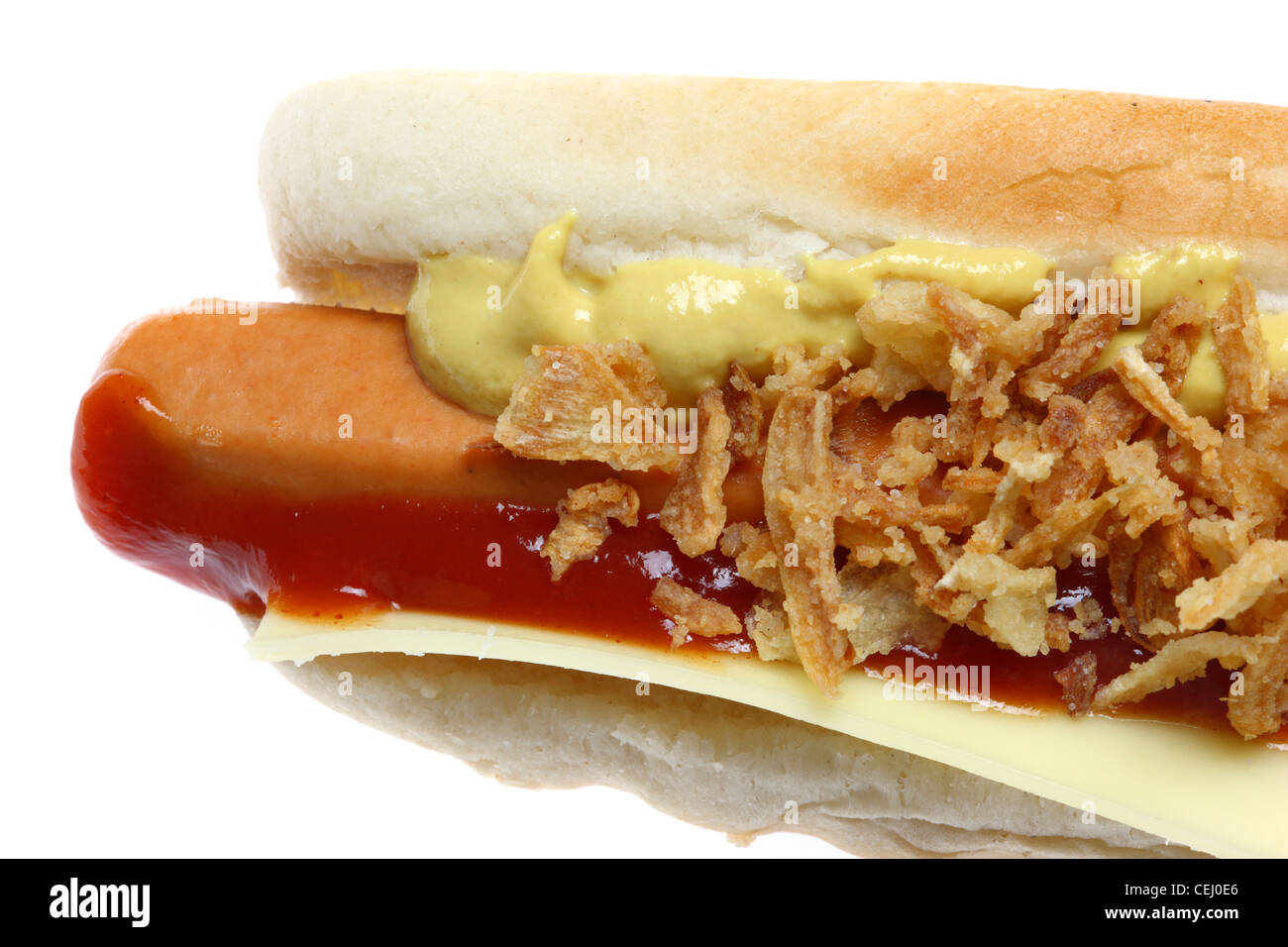 Ernährung, Fast-Food. Hot-Dog. Gedämpfte Wurst in ein Brötchen mit verschiedenen Beilagen. Stockfoto