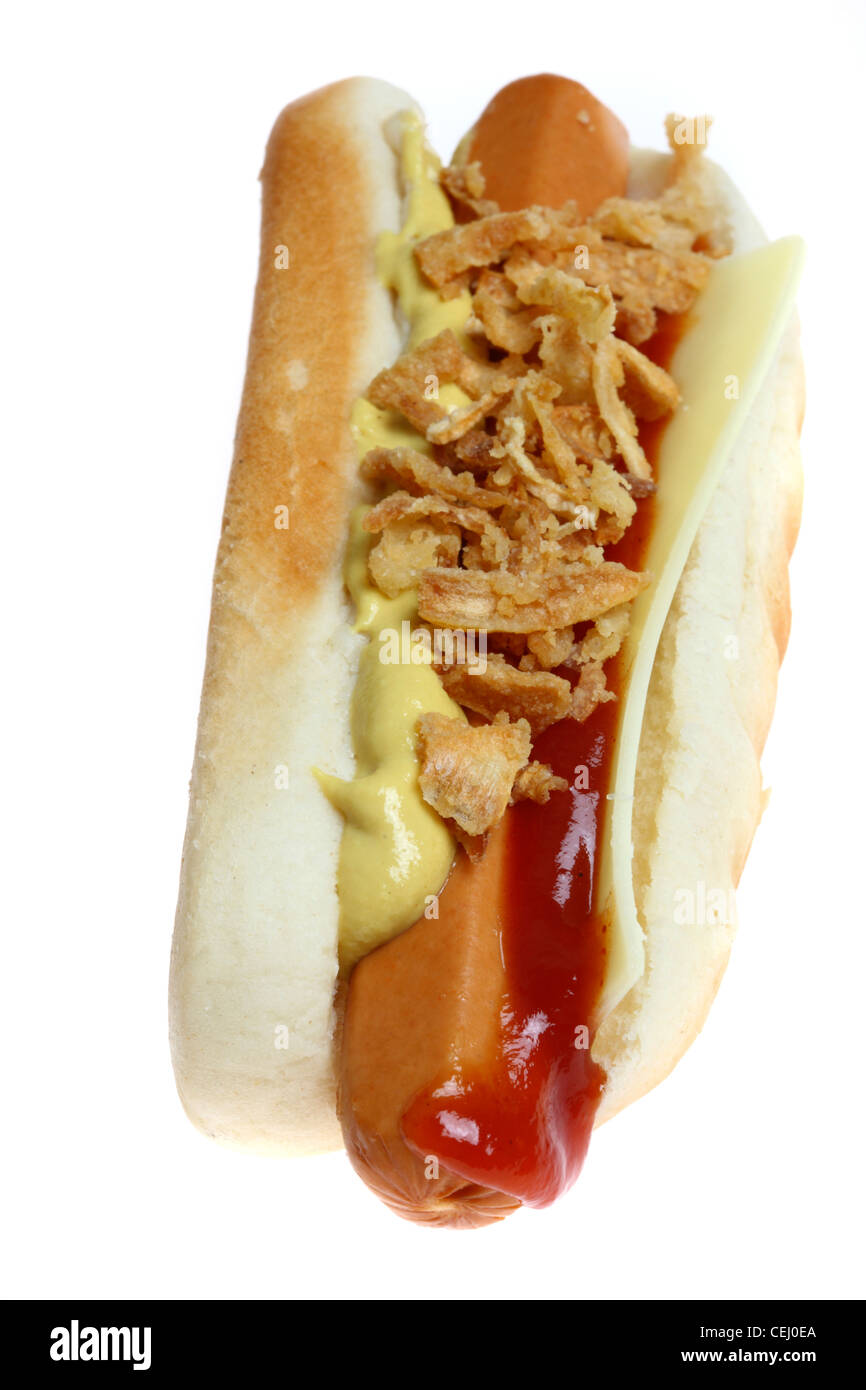 Ernährung, Fast-Food. Hot-Dog. Gedämpfte Wurst in ein Brötchen mit verschiedenen Beilagen. Stockfoto