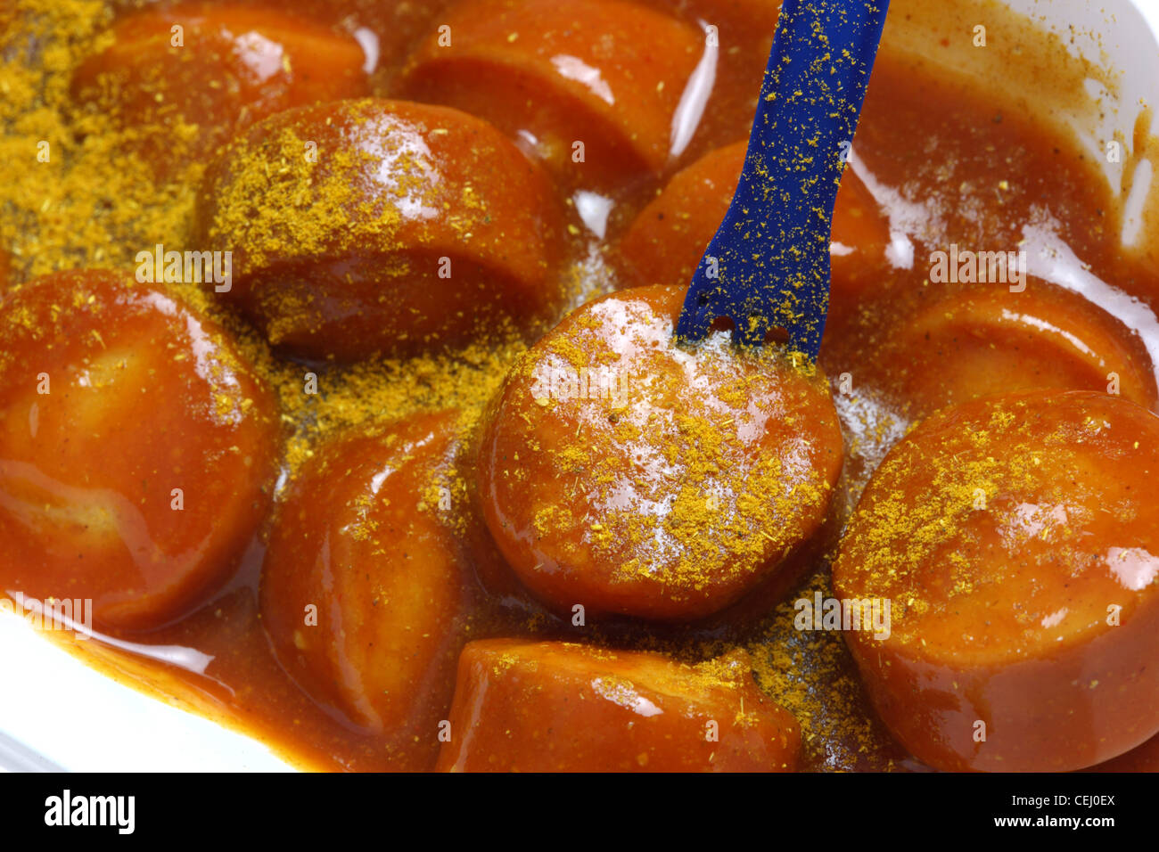 Ernährung, Fast-Food. Curry-Wurst, eine Bratwurst-Stil-Wurst mit pikantem Curry und Tomatensauce. Stockfoto