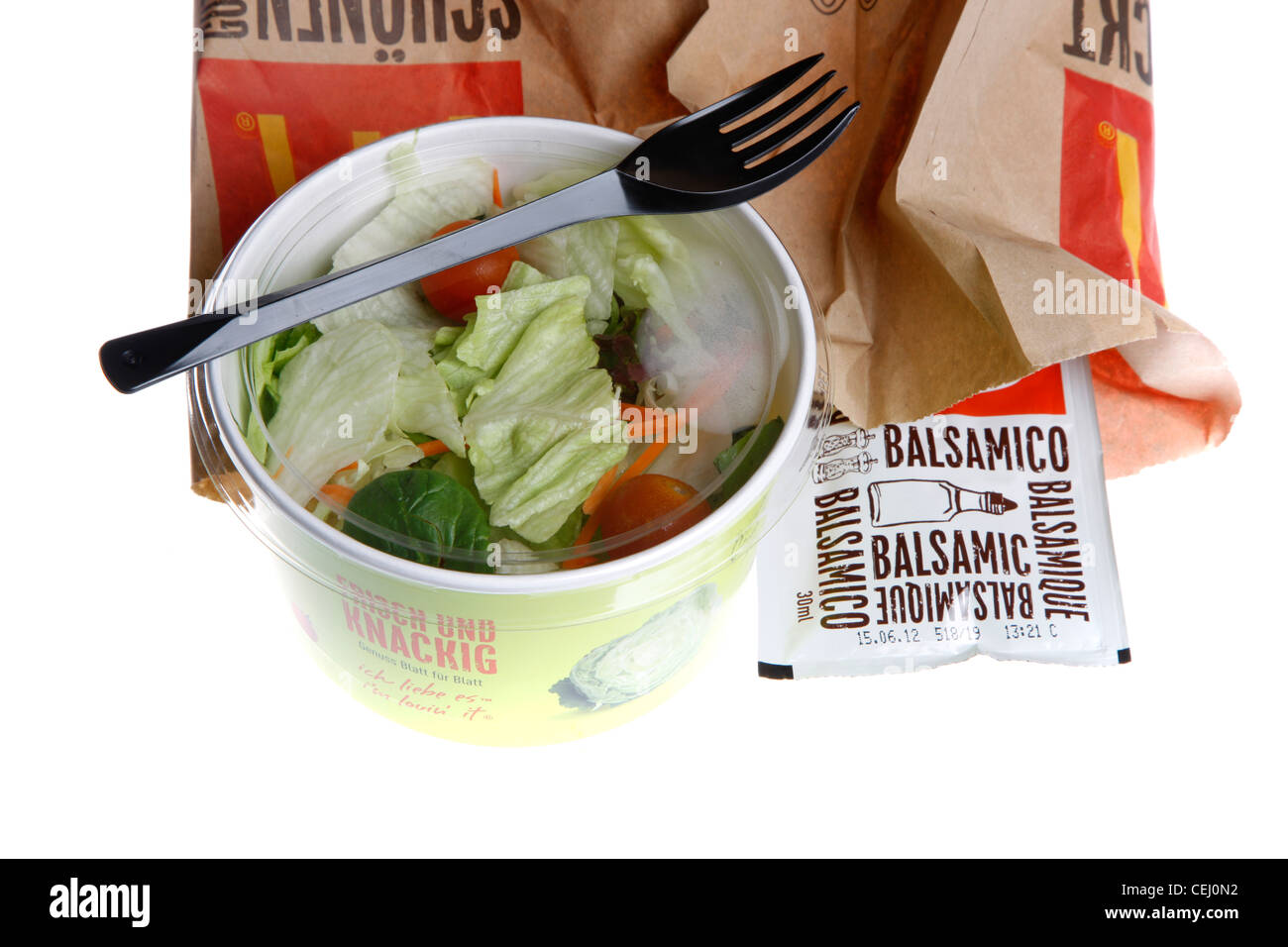 Fast-Food, Ernährung. Wenig Gartensalat, zum mitnehmen, mit Balsamico-Dressing. McDonalds, Fast-Food-Restaurant-Kette. Stockfoto
