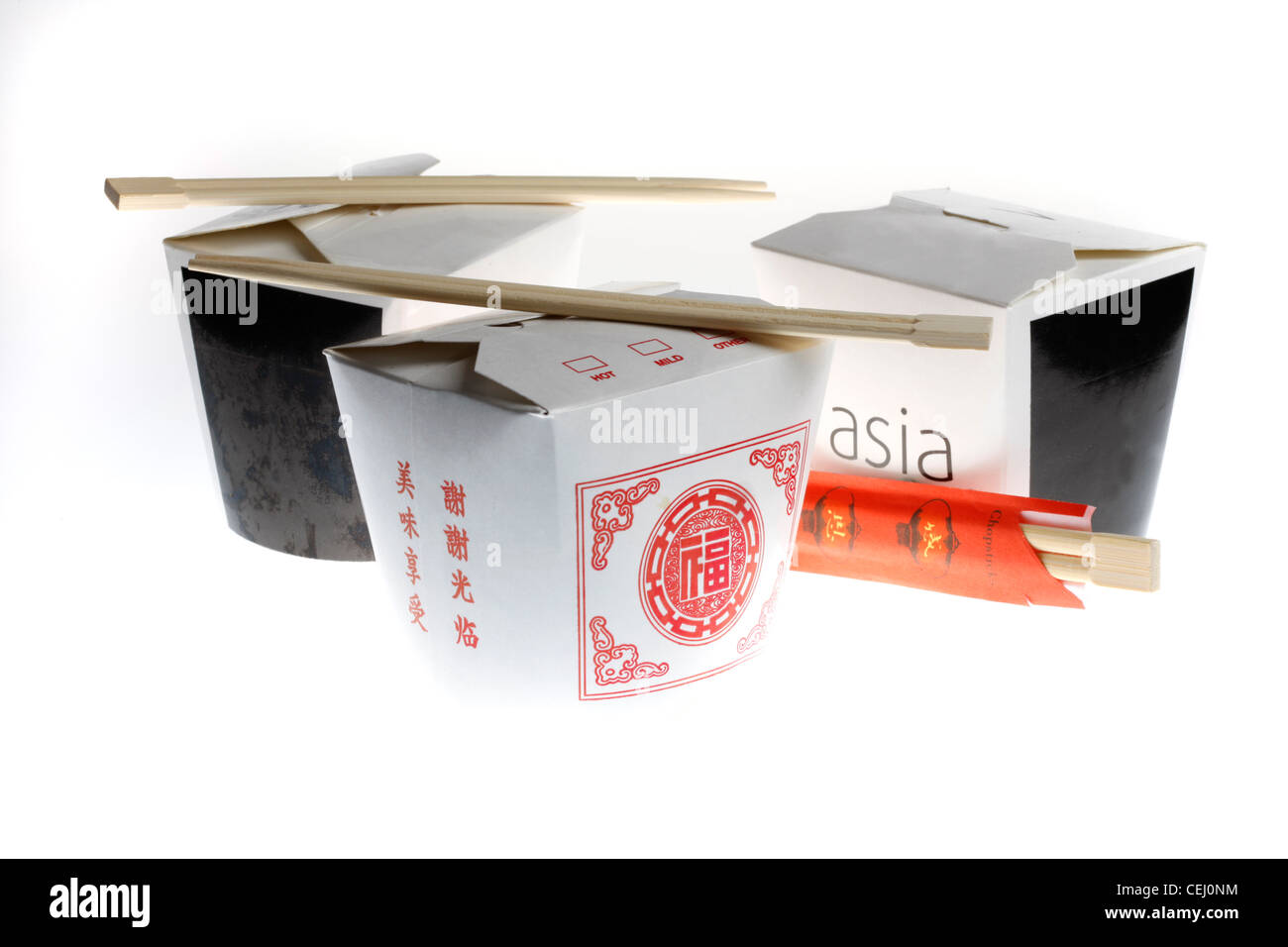 Ernährung, Fast-Food. Asiatische Küche, zum mitnehmen. Nudel- und Reisgerichte Gerichte in einer Pappschachtel mit Stäbchen. Stockfoto