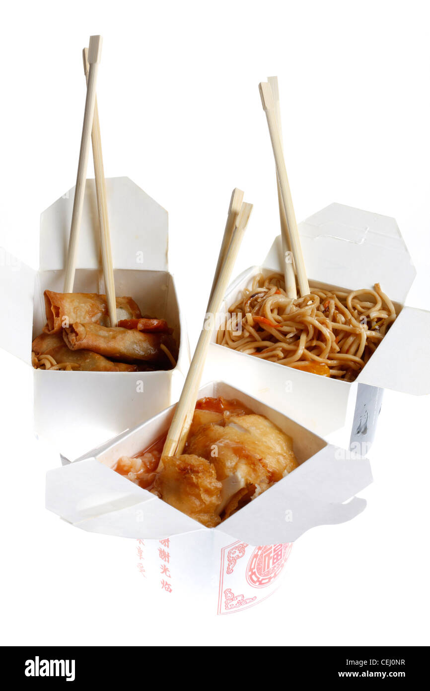 Ernährung, Fast-Food. Asiatische Küche, zum mitnehmen. Nudel- und Reisgerichte Gerichte in einer Pappschachtel mit Stäbchen. Stockfoto
