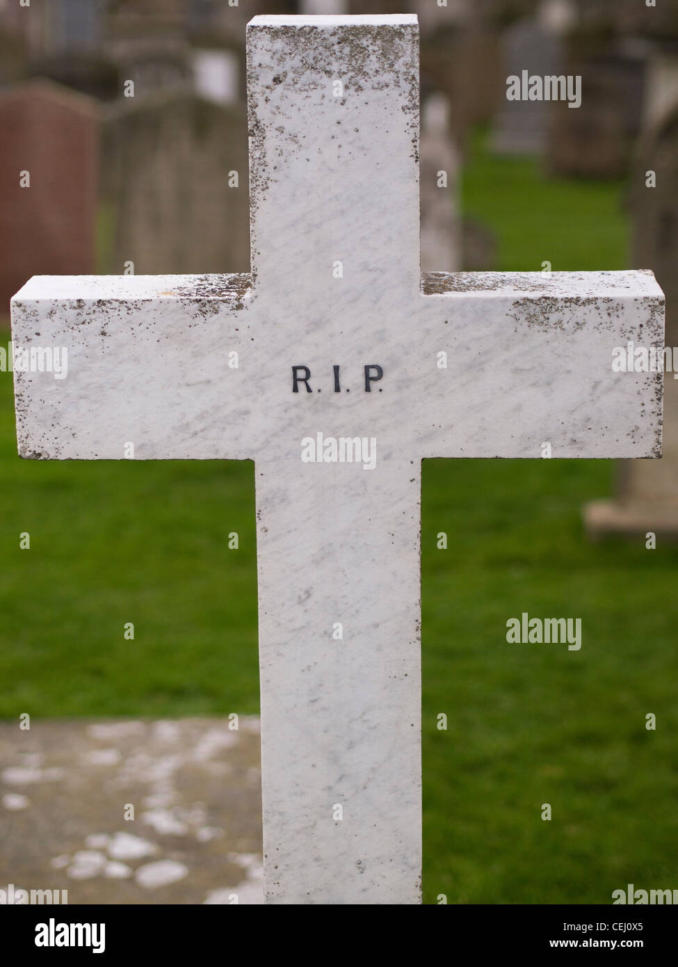 Weißes Kreuz Grabstein mit den Buchstaben RIP Stockfoto