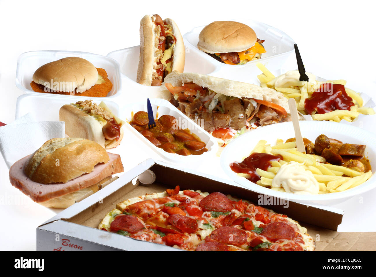 Ernährung. Zusammenstellung, verschiedene Fast-Food-Gerichte zu komponieren. Hot-Dog, Cheeseburger, türkischen Kebab, Pizza, Würstchen, Sandwich. Stockfoto