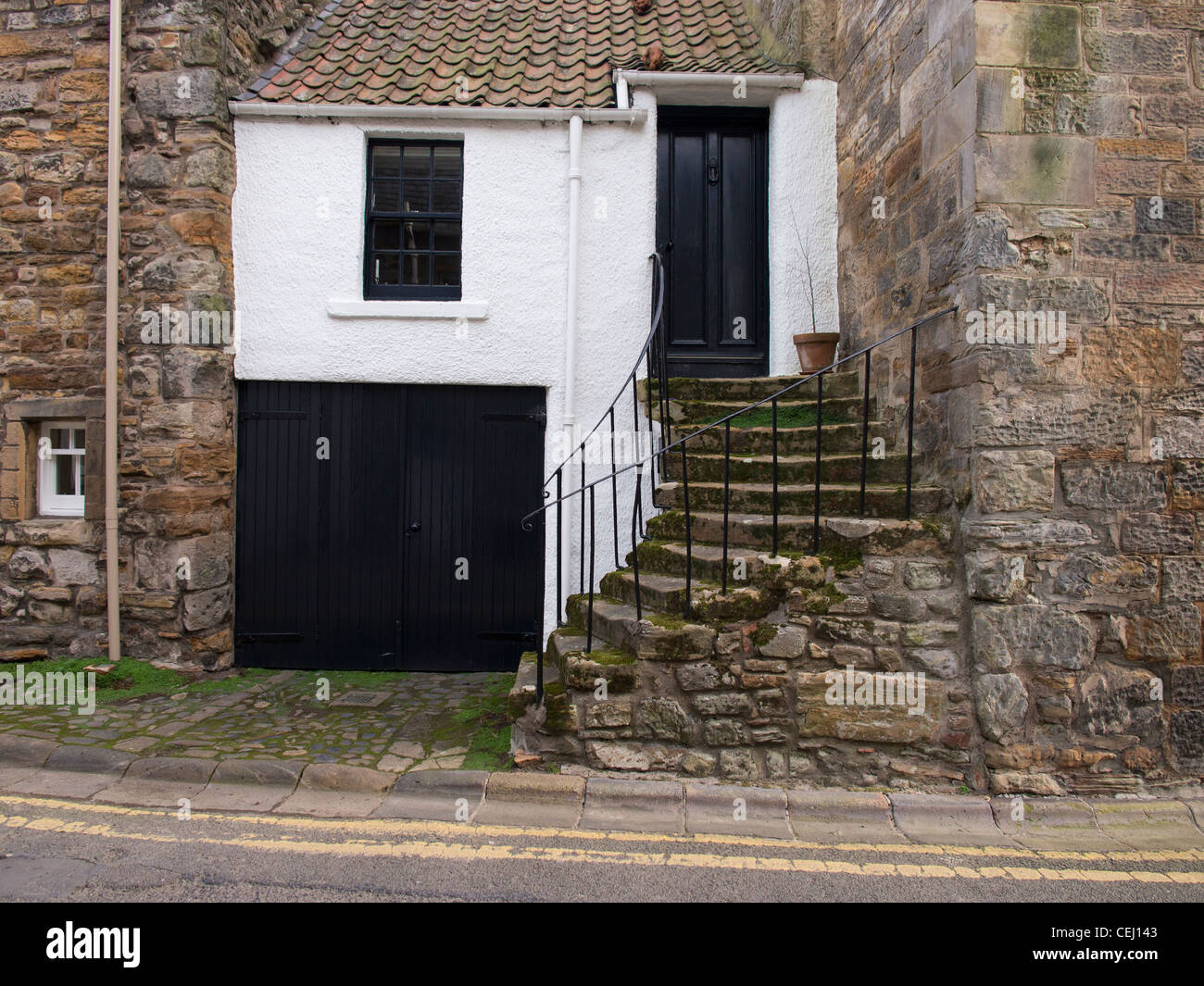 Altes Haus mit Steinstufen, St. Andrews, Schottland Stockfoto