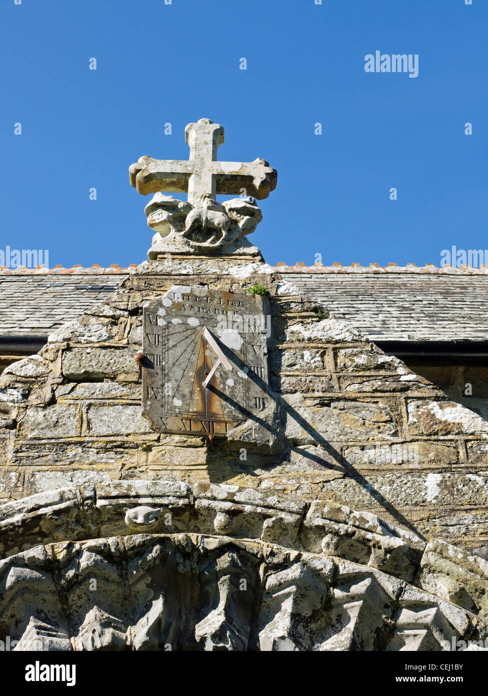 Sonne Zifferblatt Morwenstow Kirche in Cornwall Stockfoto