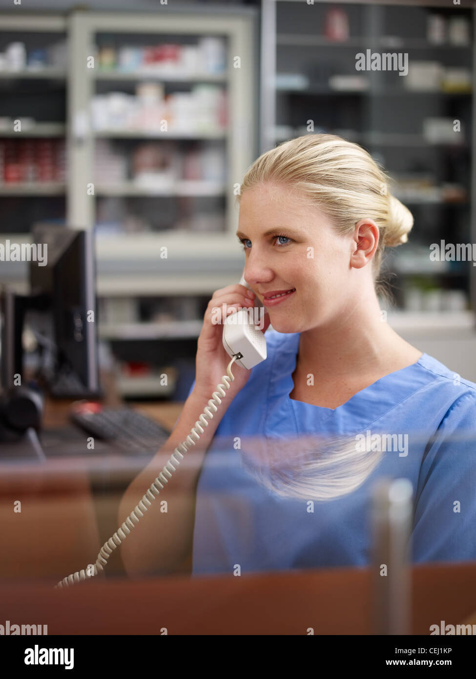 Junge Frau Bei Der Arbeit Als Empfangsdame Und Krankenschwester Im Krankenhaus Und Am Telefon 