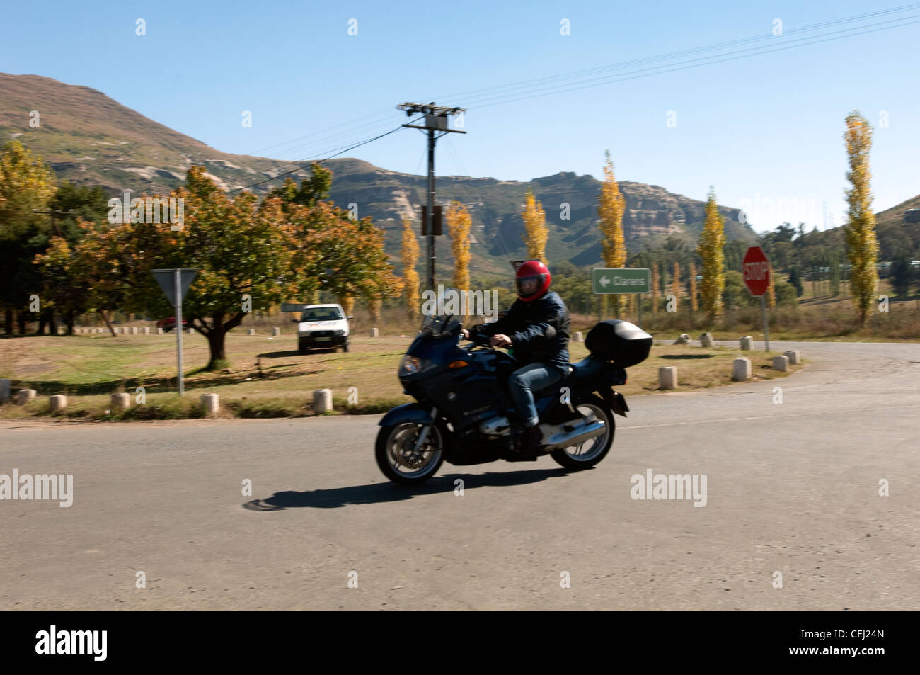 Biker fahren durch Clarens, Free State Ostprovinz Stockfoto