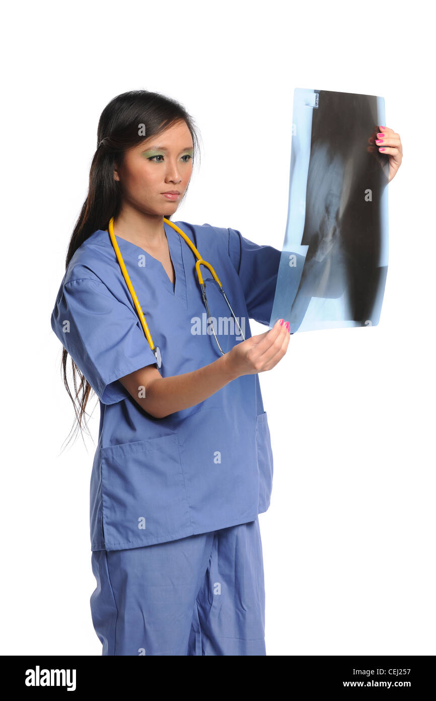 Young Asian Arzt eine Röntgenaufnahme auf einem weißen Hintergrund isoliert betrachten Stockfoto