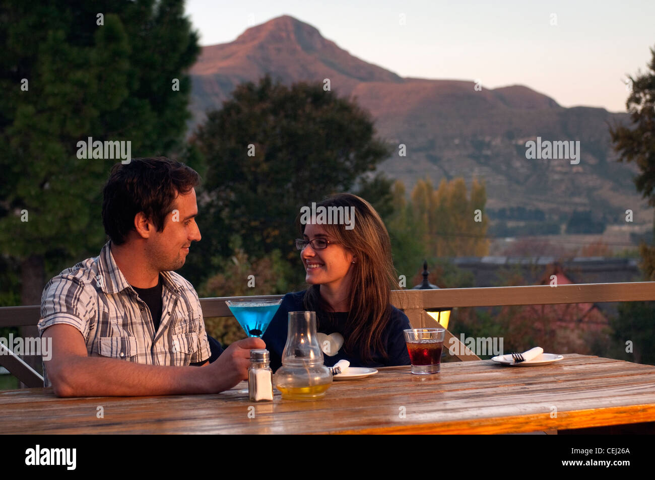 Paar beim Sundowner an ein Restaurant, Clarens, Free State Ostprovinz Stockfoto