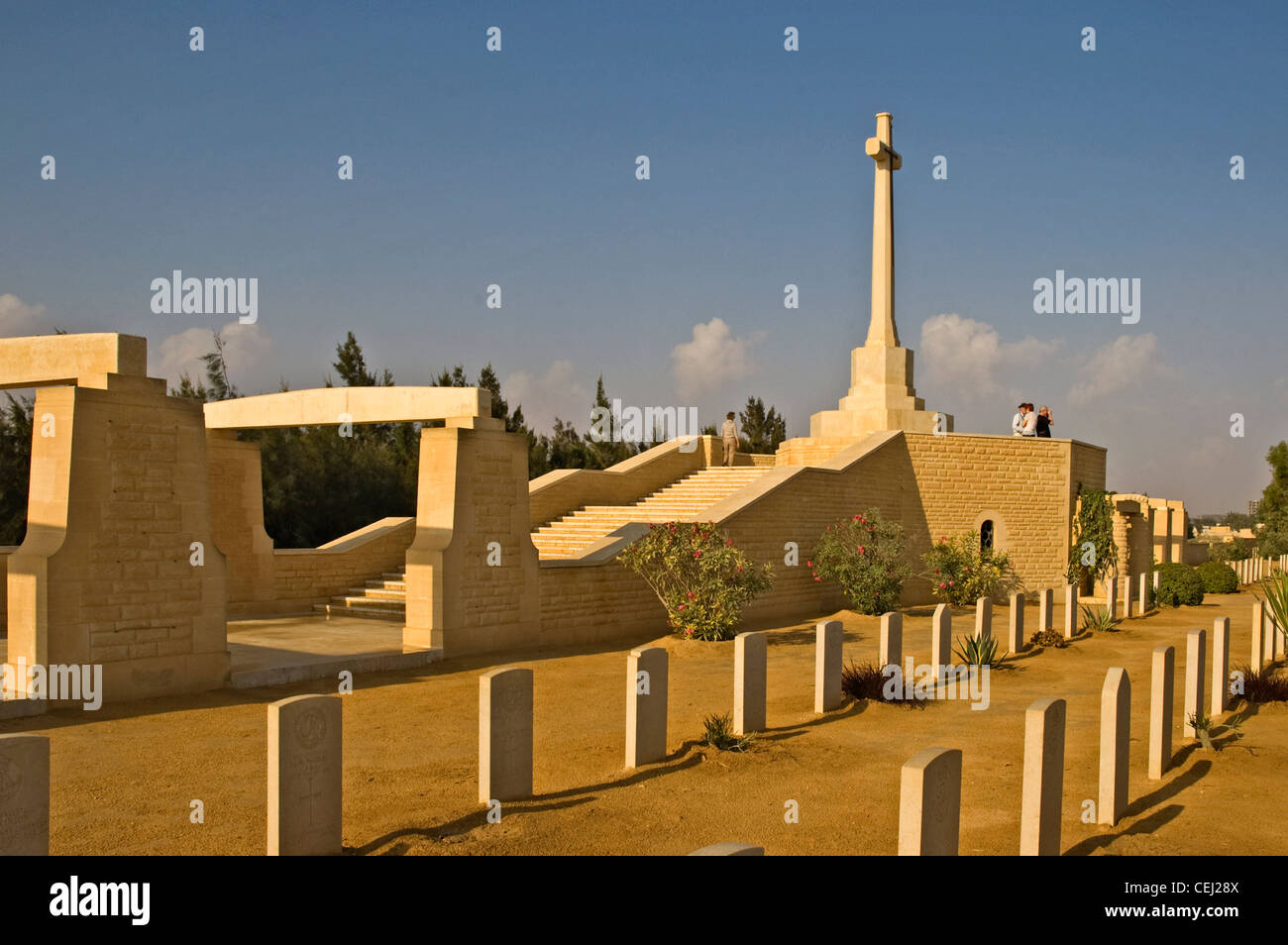 Nordafrika, Ägypten, El Alamein, Blick auf Kreuz und Grabsteine auf dem Soldatenfriedhof Stockfoto