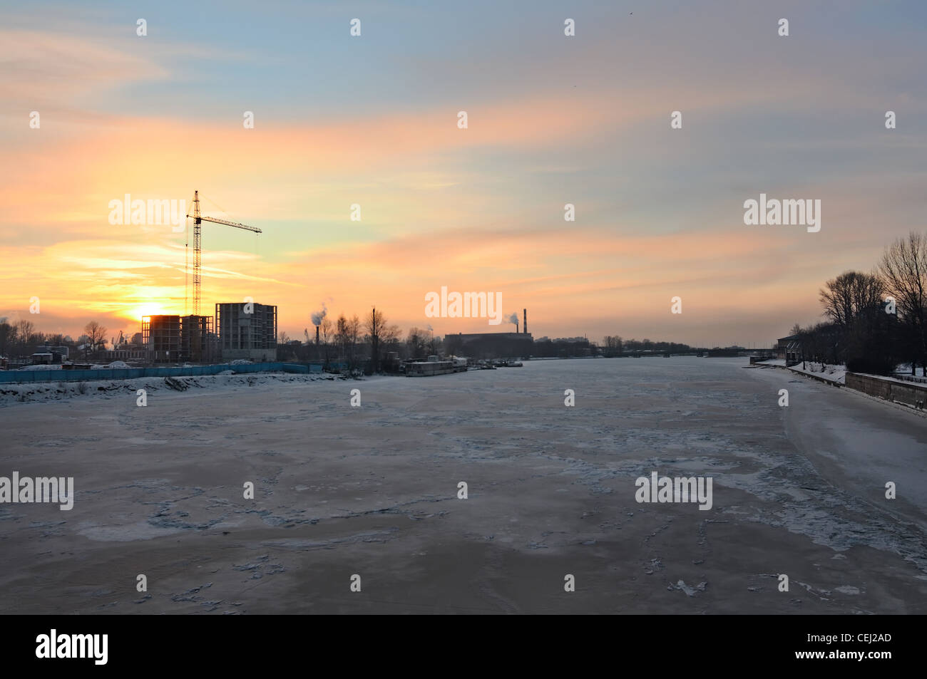 Sankt - Petersburg: Aufbau der neuen Häuser Winter Sonnenuntergang am Abend Stockfoto