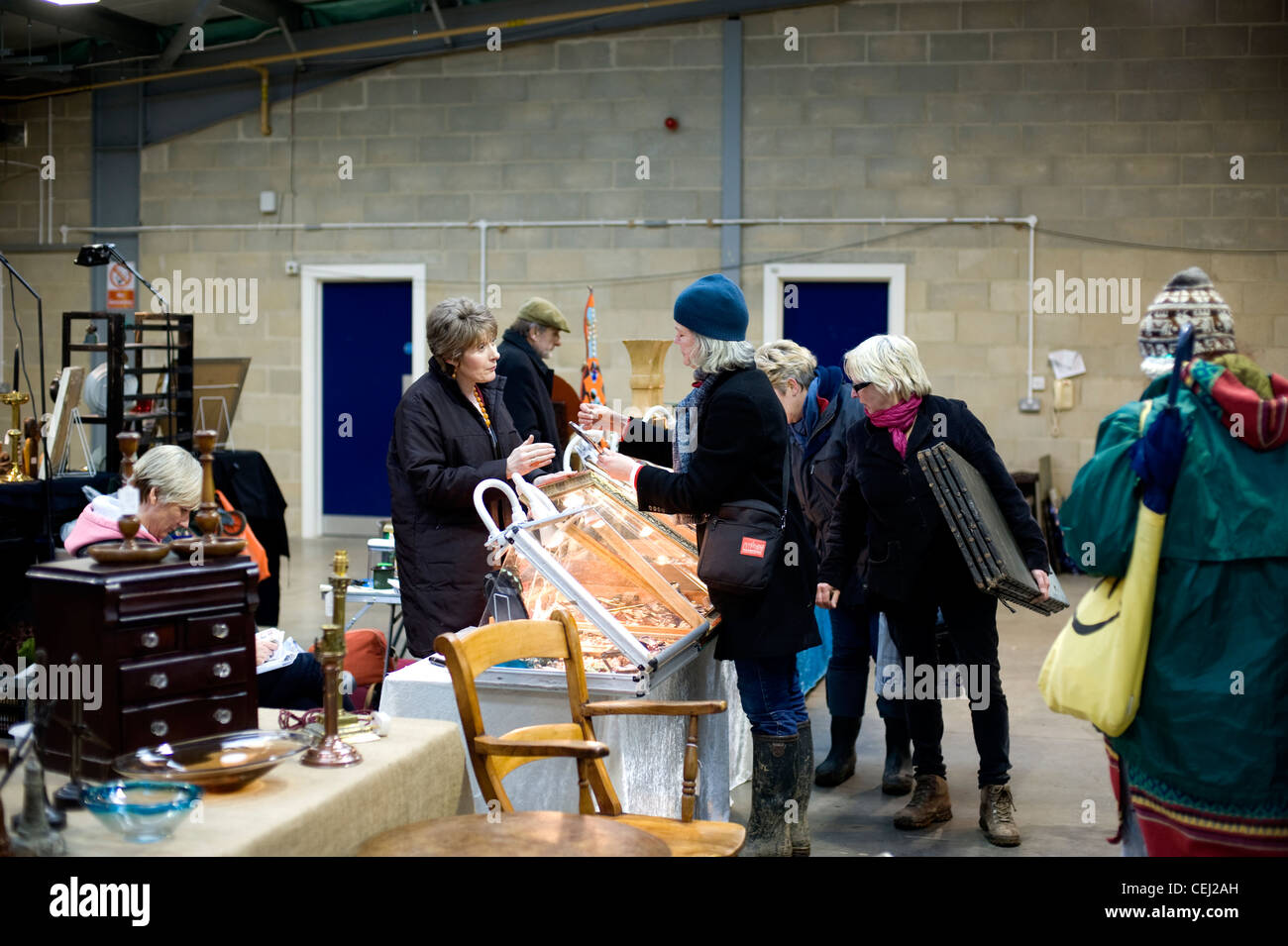 Käufer an der sehnlich Antiquitäten und Sammler Messe, West Sussex, England, Großbritannien Stockfoto