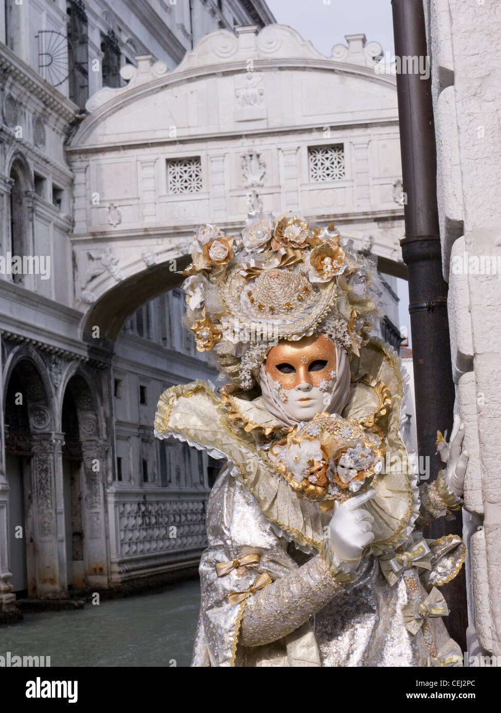 Maskierte Frau im Karneval oder Carnevale in Venedig Italien Stockfoto