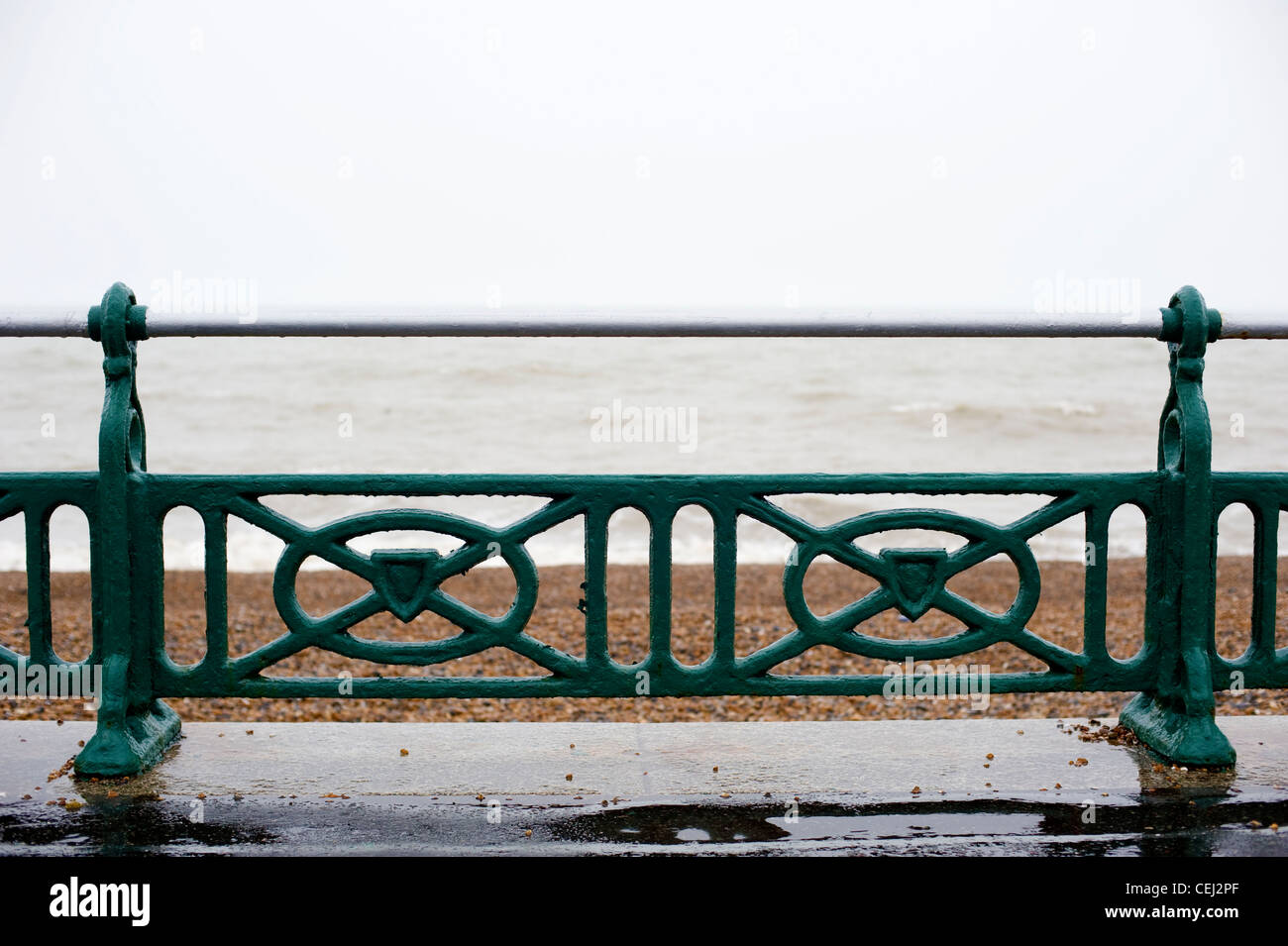 Grüne Geländer auf Brighton und Hove Meer/Strand, Könige Esplanade, England Stockfoto