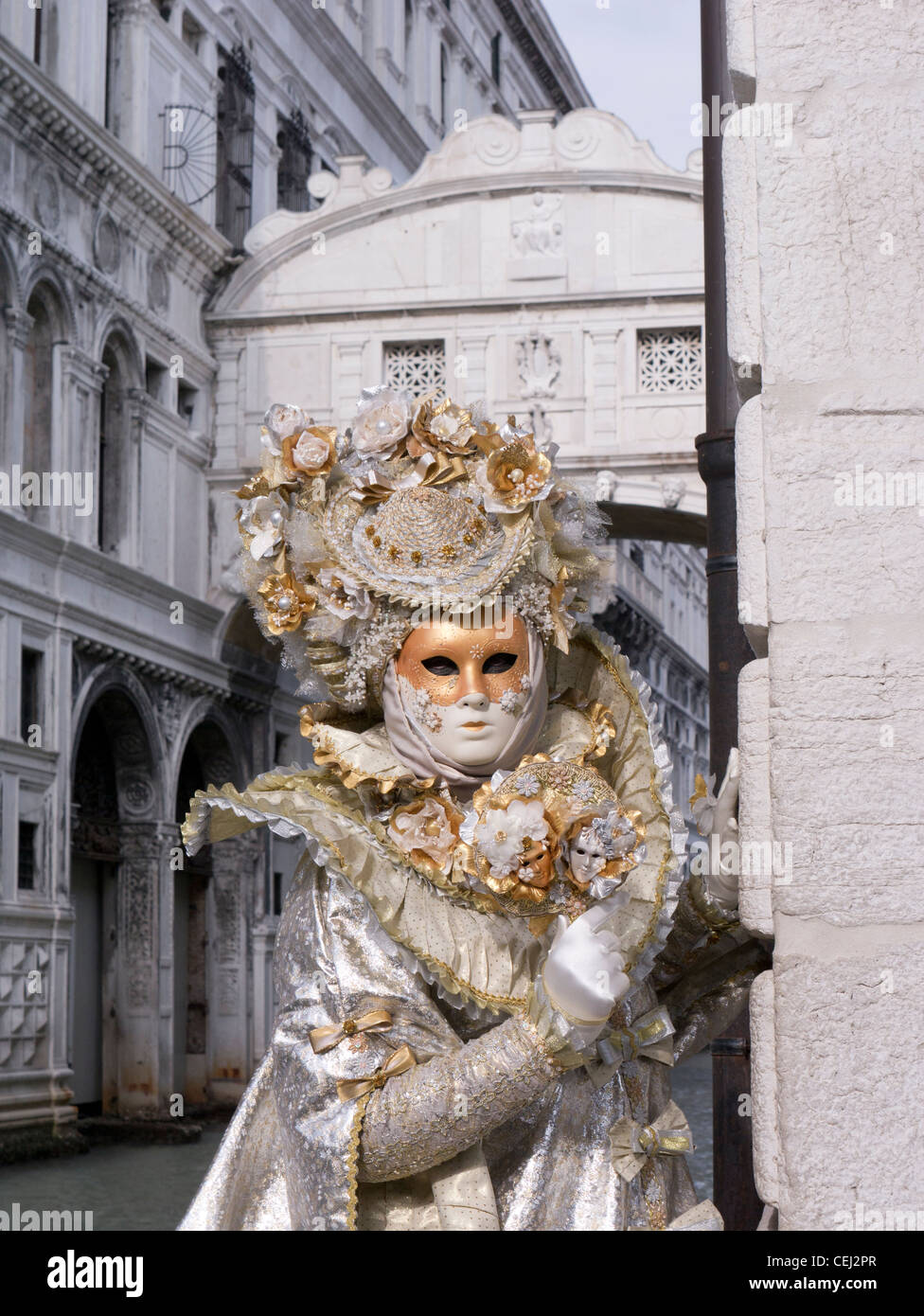 Maskierte Frau im Karneval oder Carnevale in Venedig Italien Stockfoto
