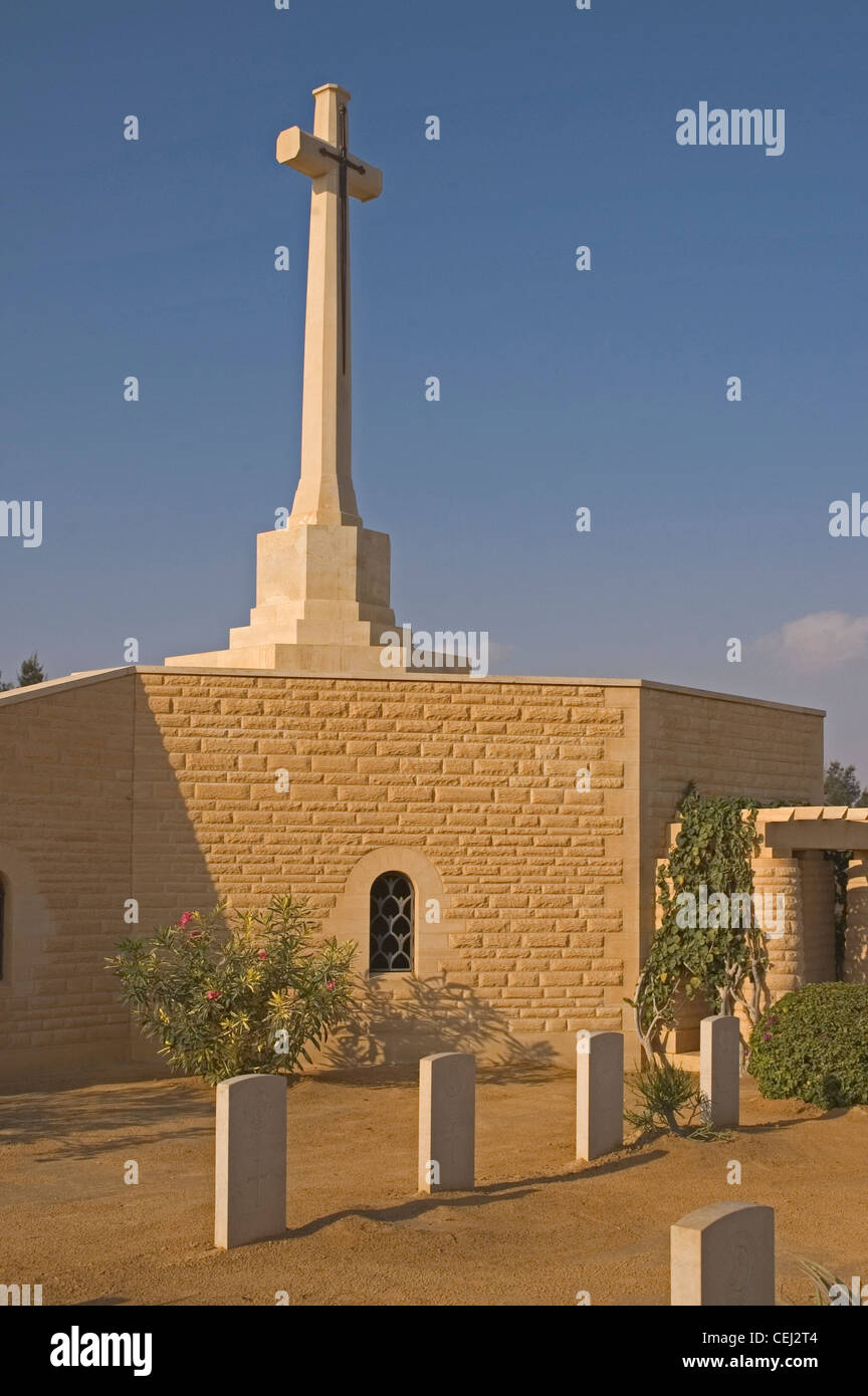 Nordafrika, Ägypten, El Alamein, Blick auf Kreuz und Grabsteine auf dem Soldatenfriedhof Stockfoto