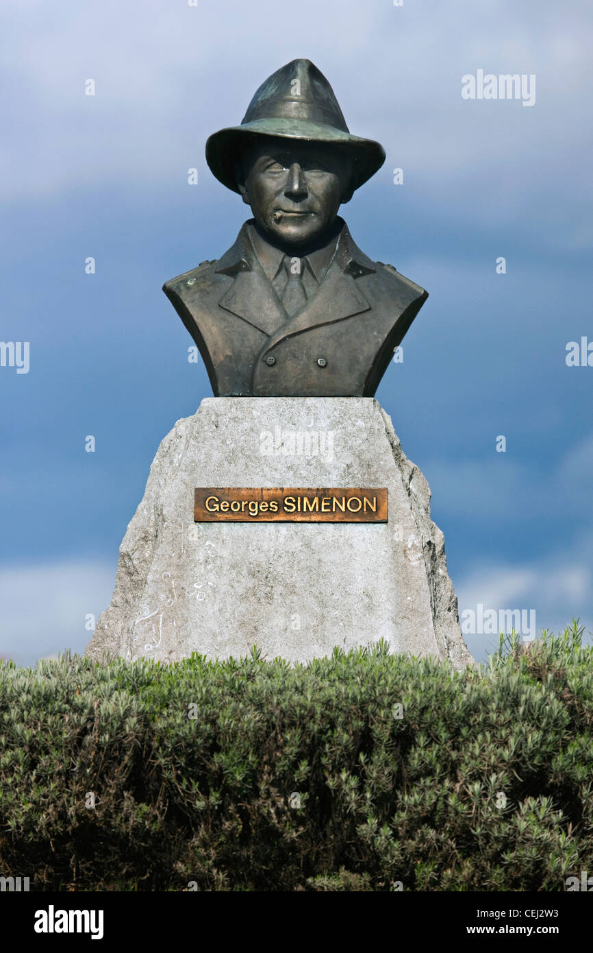 Statue des belgischen Schriftstellers und Schriftsteller Georges Simenon in Lüttich, Belgien Stockfoto