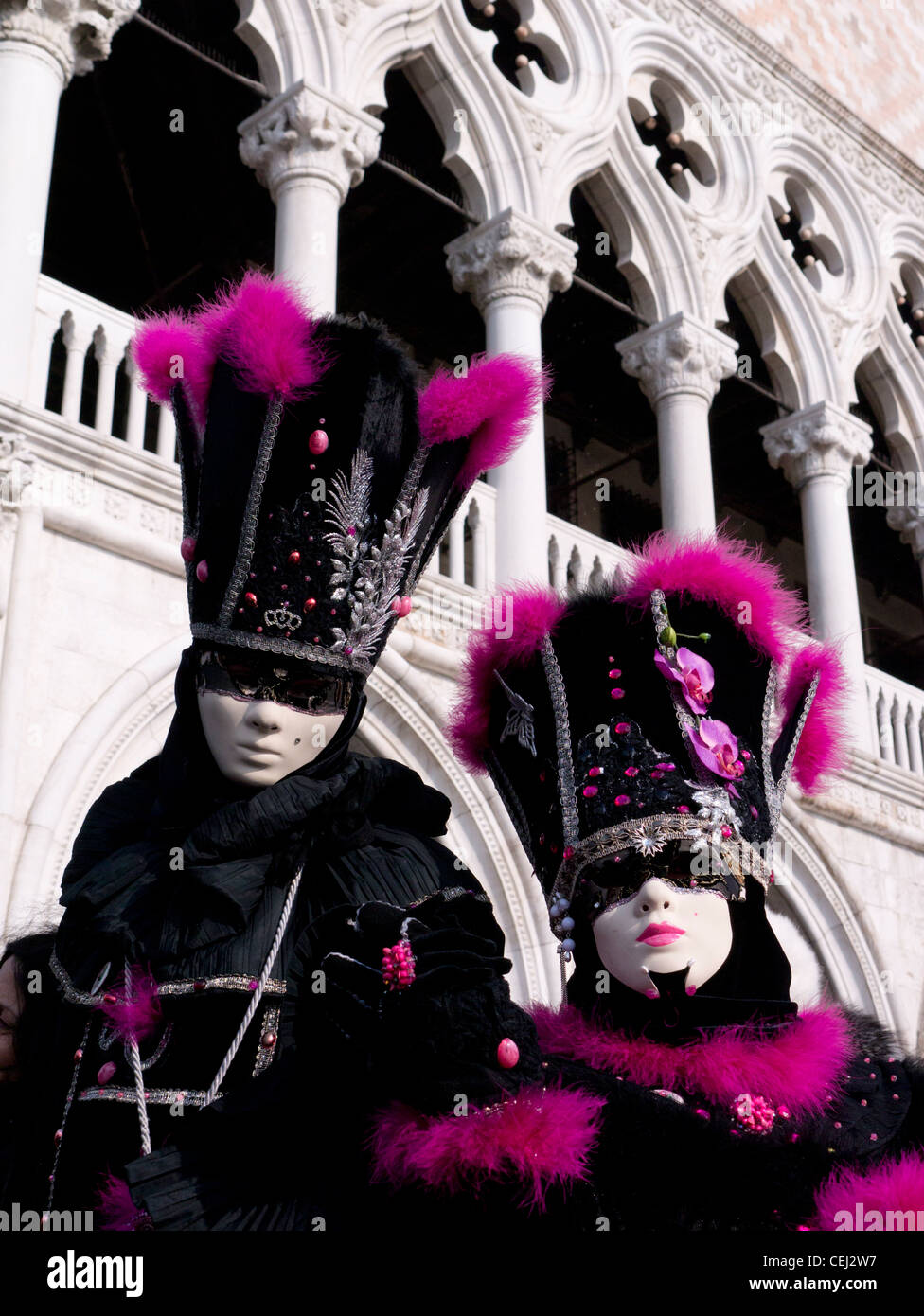 Maskierte Personen im Karneval oder Carnevale in Venedig Italien Stockfoto