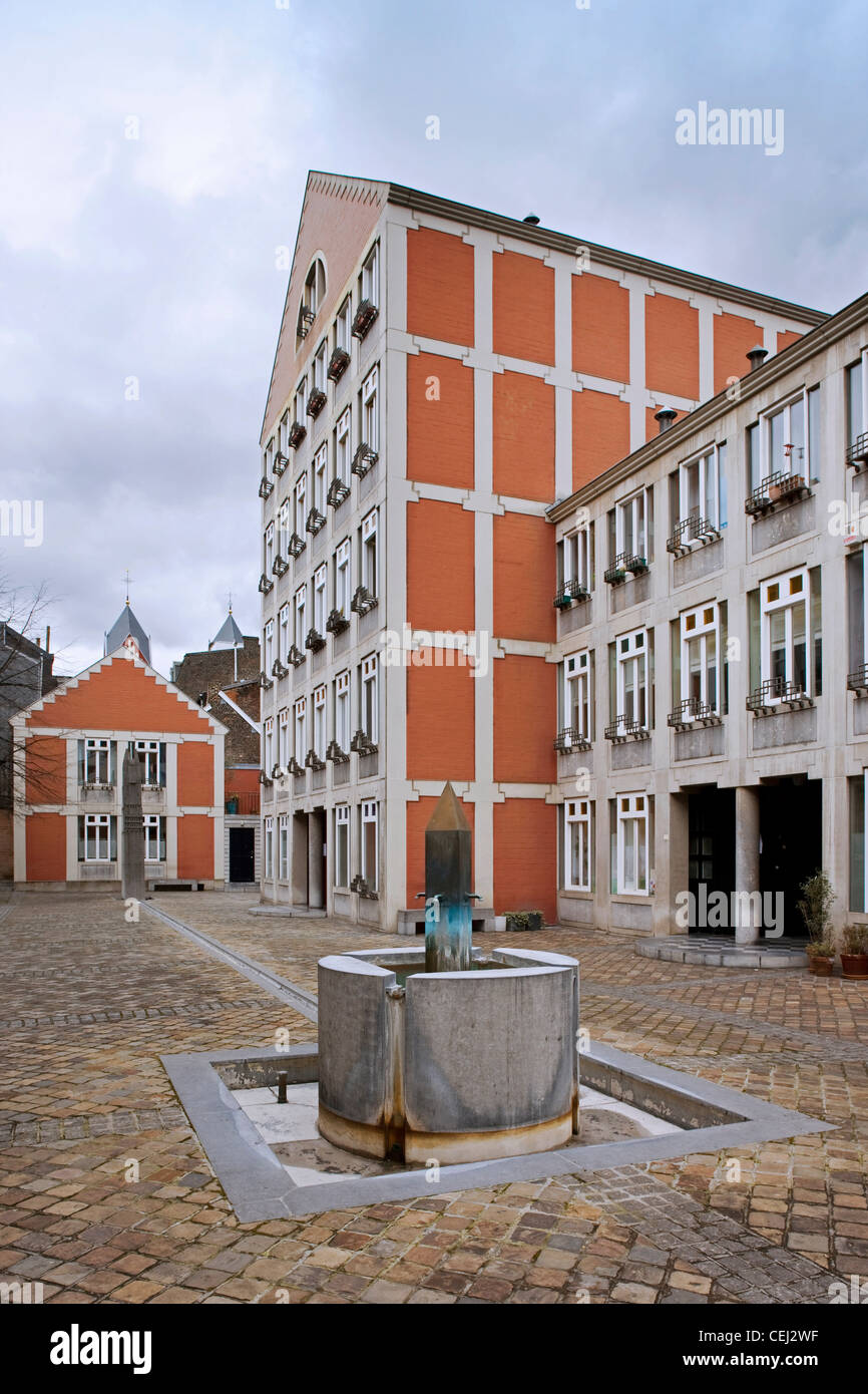 Brunnen am Cour Saint-Antoine, Werk des Architekten Charles Vandenhove, Lüttich, Belgien Stockfoto