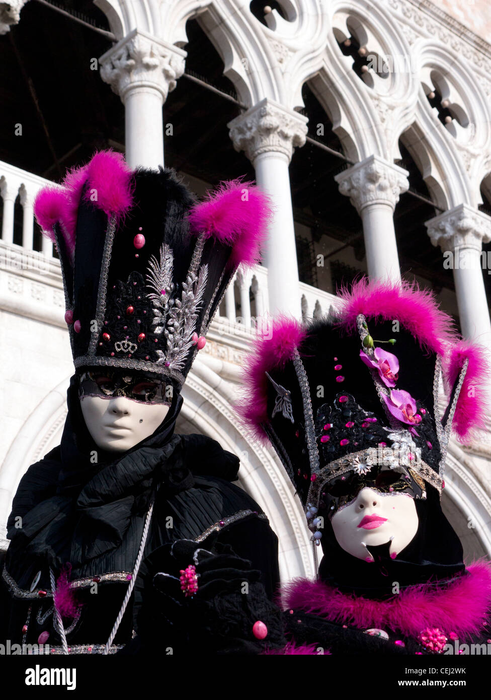 Maskierte Personen im Karneval oder Carnevale in Venedig Italien Stockfoto