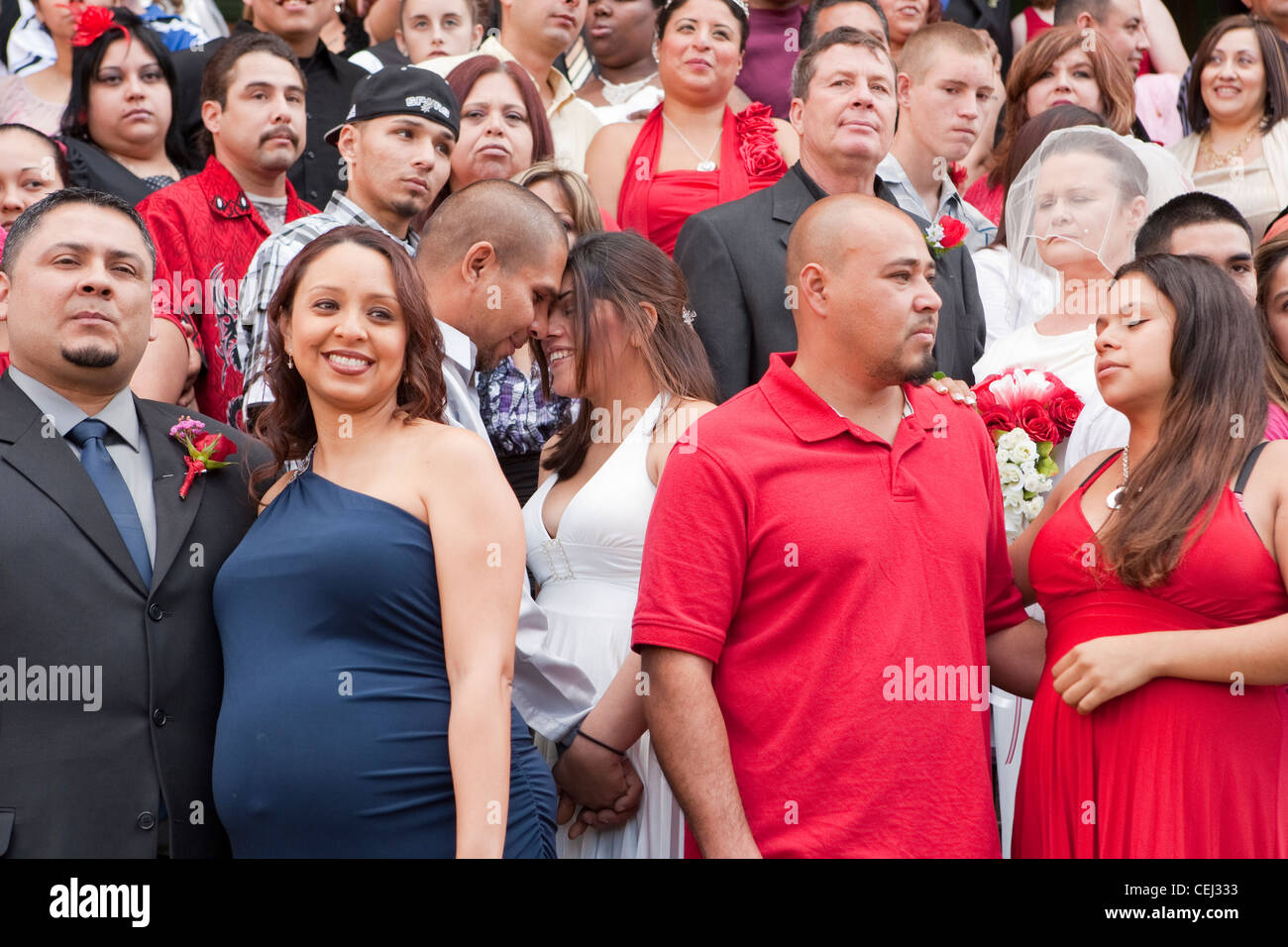 Große Gruppe von glücklichen Paar heiratete Massenhochzeit auf Stufen des im Bexar County Courthouse in San Antonio, Texas Stockfoto