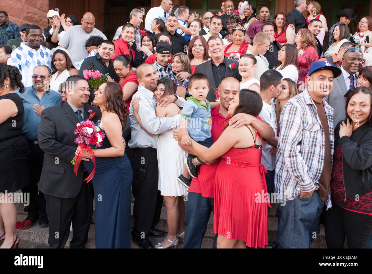 Große Gruppe von glücklichen Paar heiratete Massenhochzeit auf Stufen des im Bexar County Courthouse Stockfoto