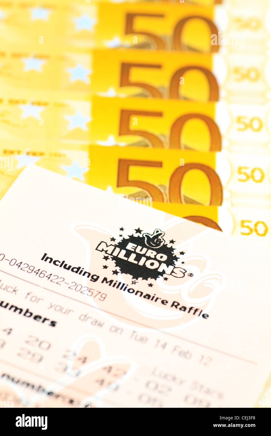 Eine Wundertüte Euro Millions Lottery Ticket Zahlen auf €50 50 50-Euro-Note Noten Geld Rechnungen Bargeld Euro Euro Stockfoto