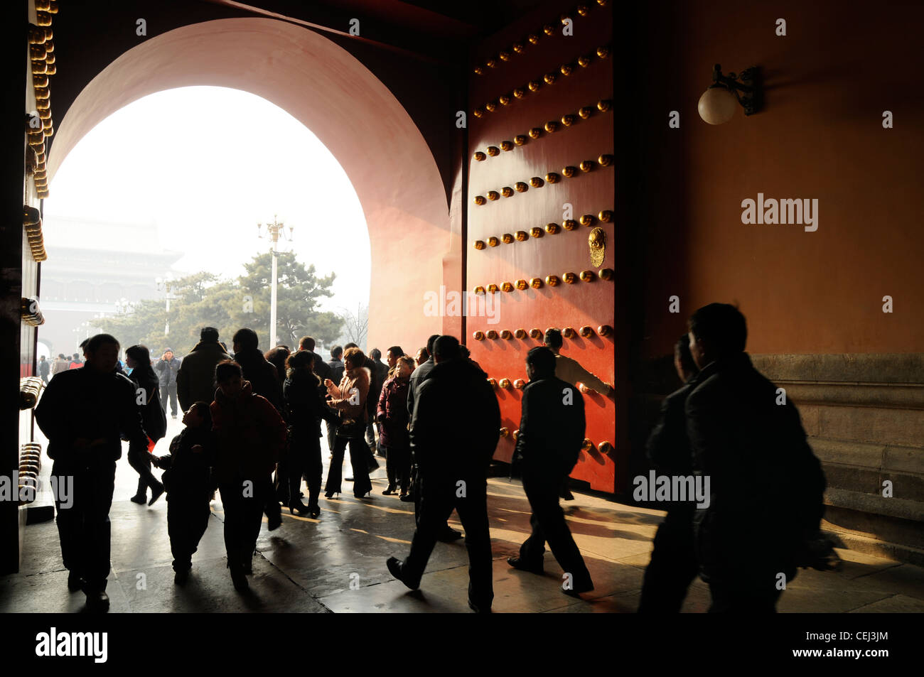 Blick durch das Tor des himmlischen Friedens auf dem Tiananmen-Platz. Peking, China Stockfoto