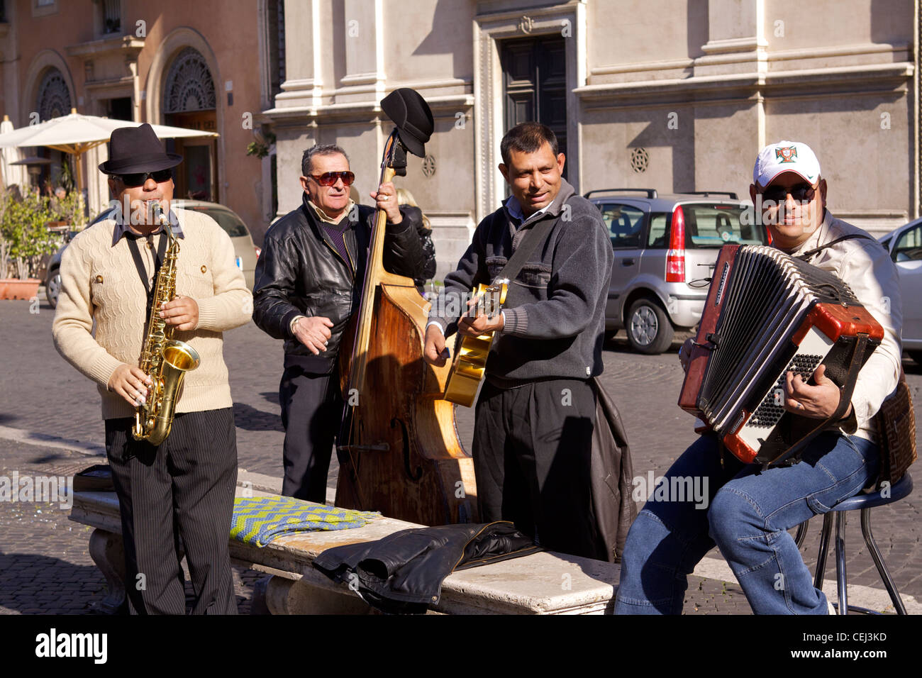 Eine jazzBandQuartett mit Saxophon, Kontrabass, Gitarre und Akkordeon