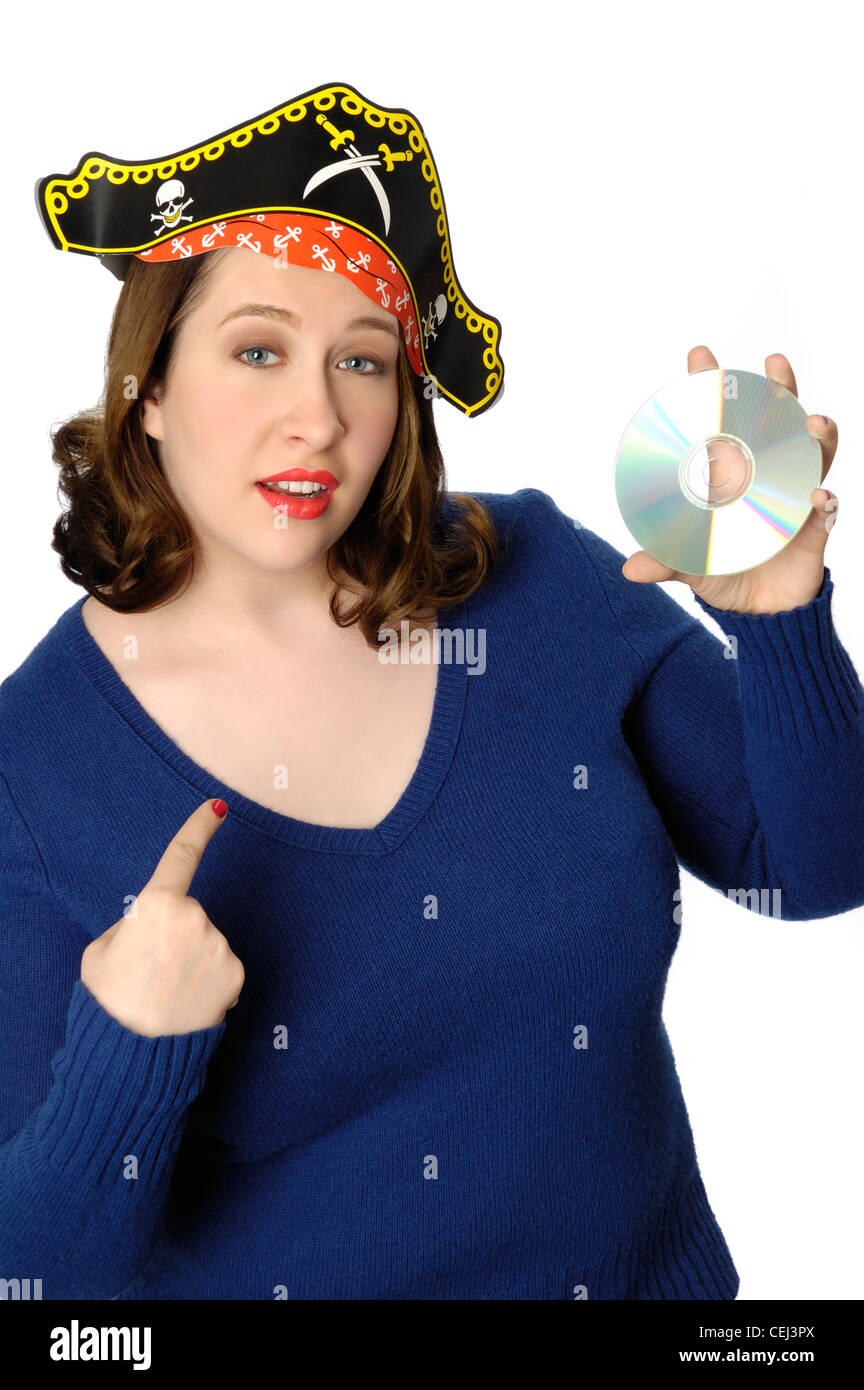 Junge Frau trägt ein Papier Piratenhut und hält eine CD. Stellt die Konzepte von Musik oder Software-Piraterie. Stockfoto