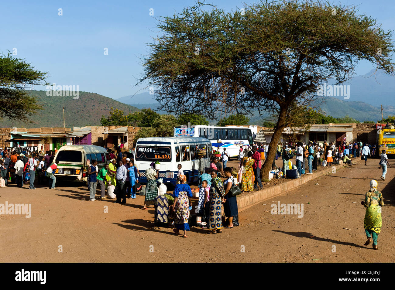 Passagiere am Panda Njia Busbahnhof in Tansania Kilimanjaro-Region Stockfoto