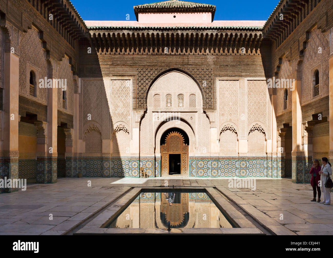 Innenhof der Ben Yousse Medersa (Madrasa), Stadtteil Medina, Marrakesch, Marokko, Nordafrika Stockfoto